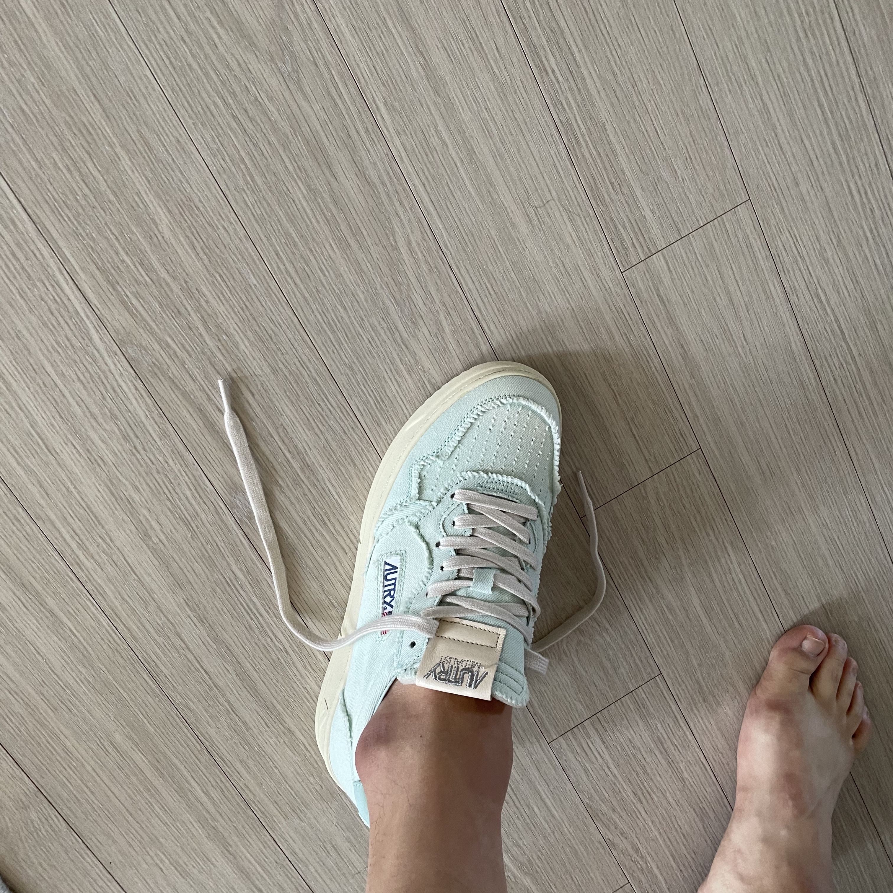 Autry Medalist Low Denim Sneakers Light Blue 착용 스타일 - 1