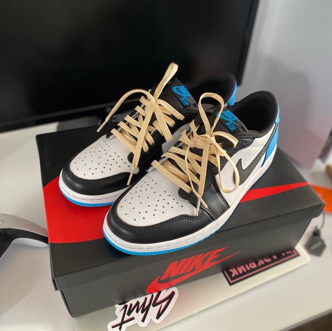 Jordan 1 Retro Low OG Black and Dark Powder Blue 착용 스타일 - 1