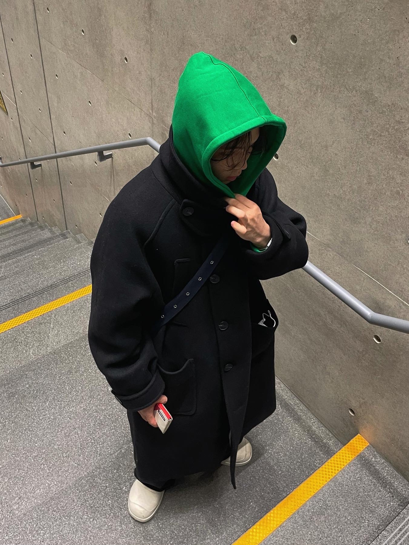 Undermycar Legion.02 Balmacaan Oversized Wool Coat Black, Gucci Ring with Double G Silver 착용 스타일 - 1