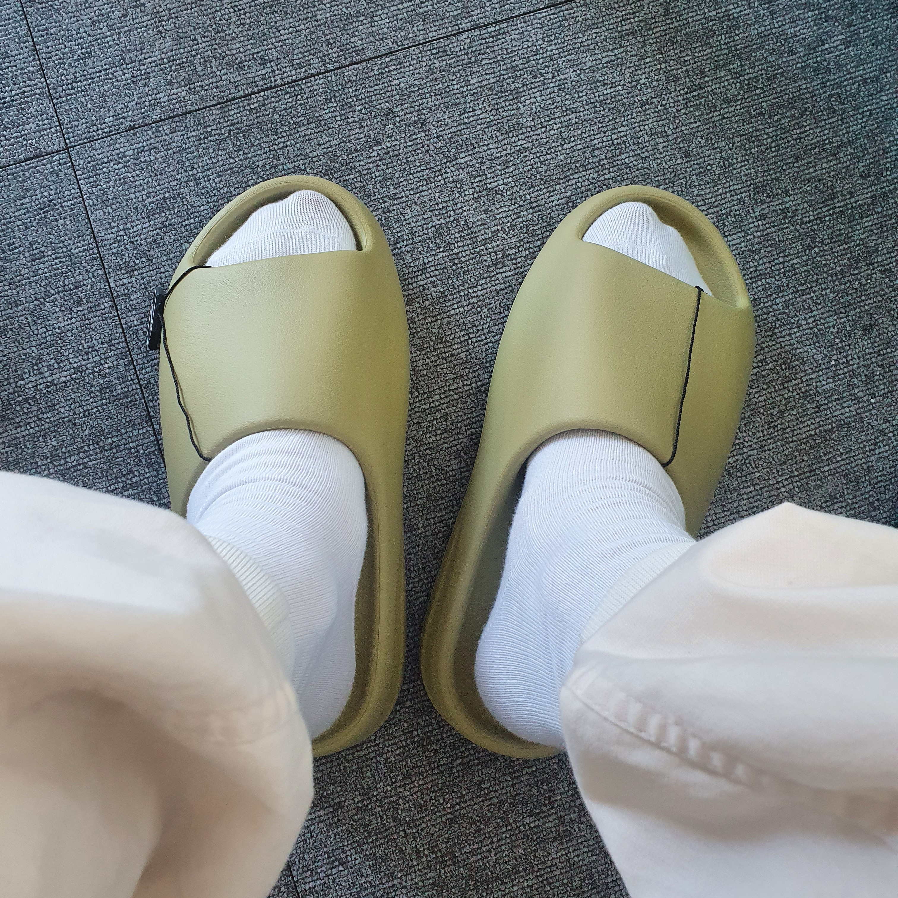 Adidas Yeezy Slide Resin 2022 착용 스타일