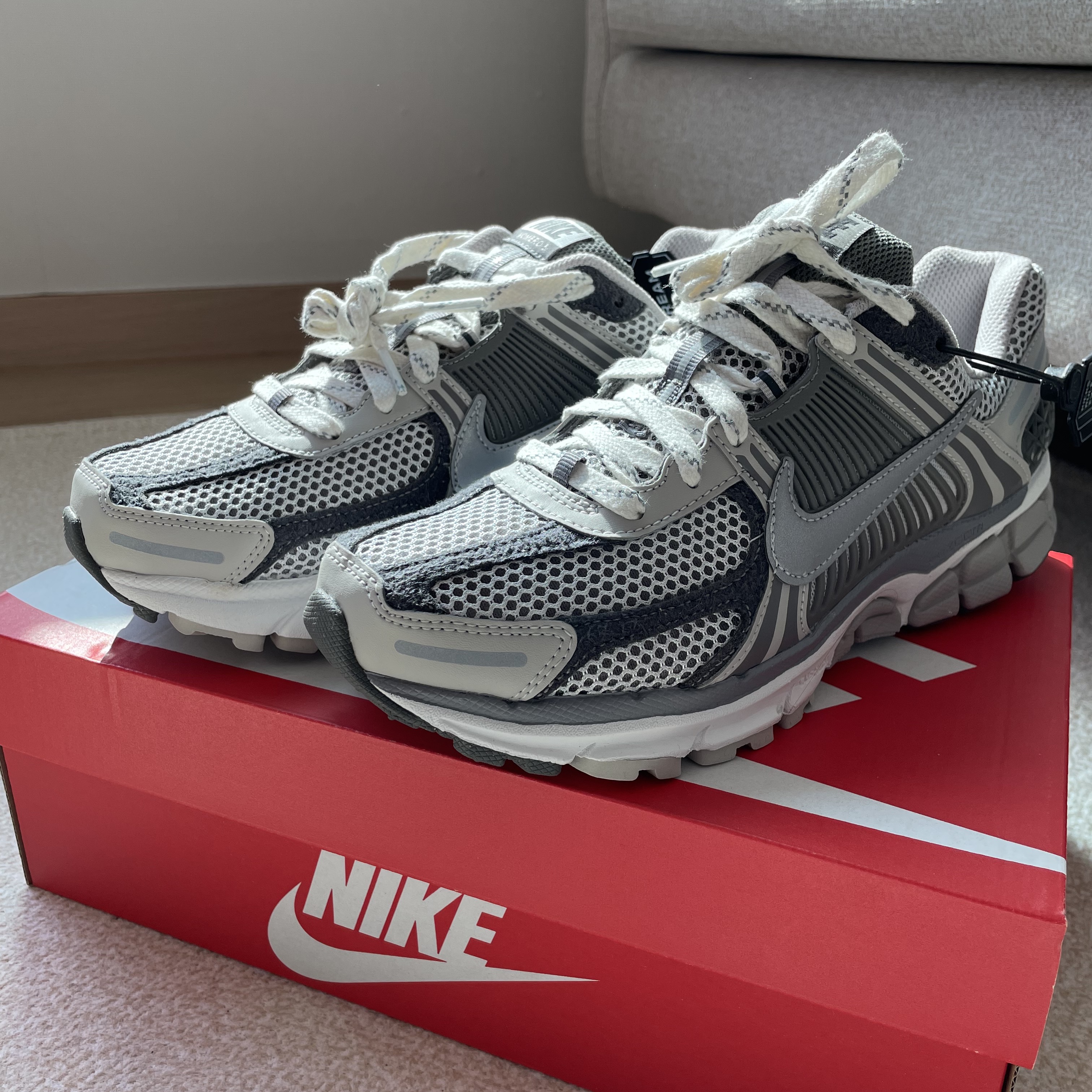Nike Zoom Vomero 5 PRM Light Iron Ore and Flat Fewter 착용 스타일