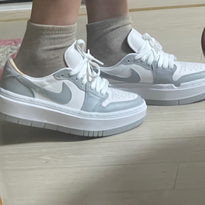(W) Jordan 1 Elevate Low White and Wolf Grey 착용 스타일 - 3