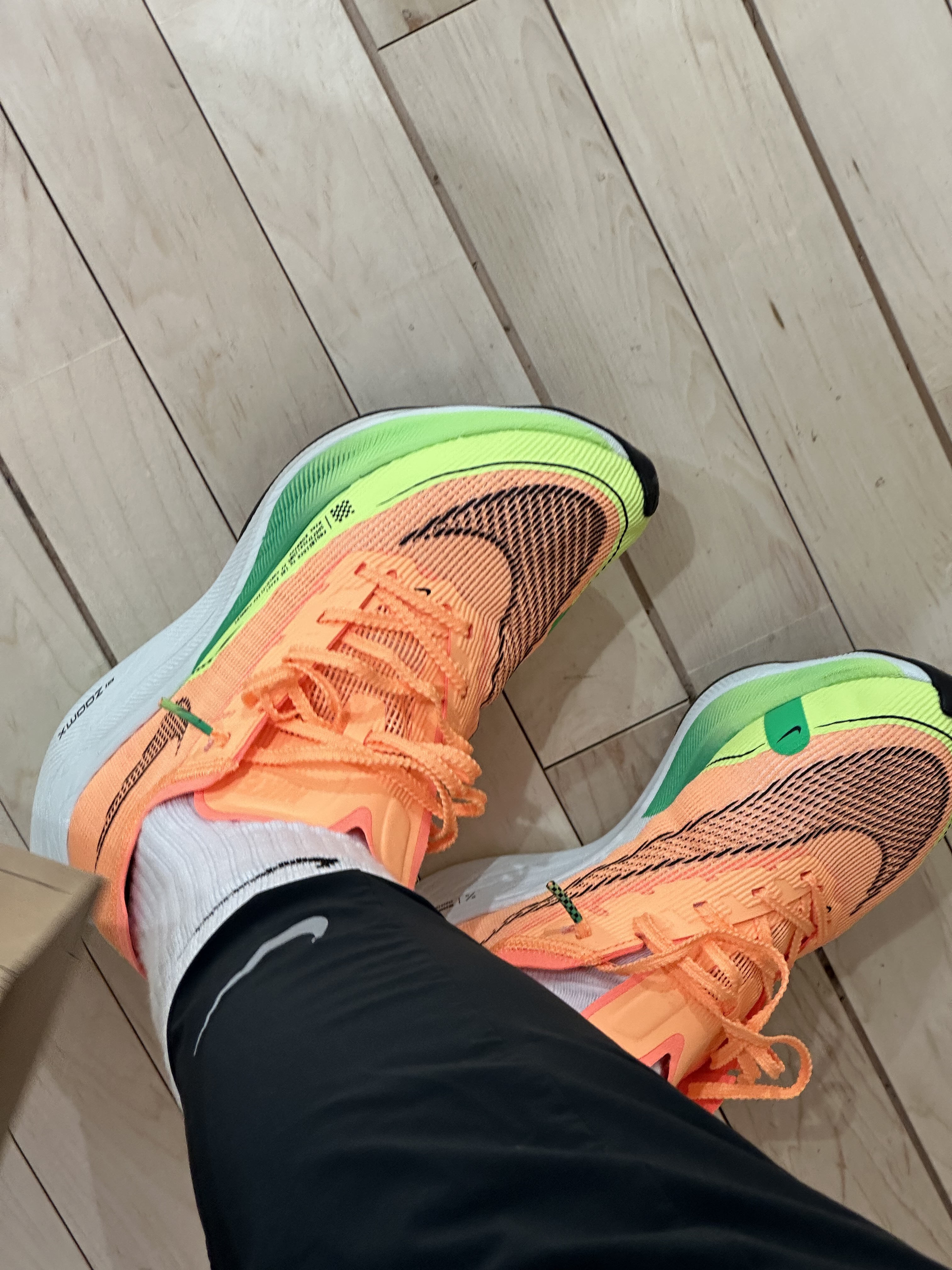 (W) Nike ZoomX Vaporfly Next% 2 Peach Cream 착용 스타일