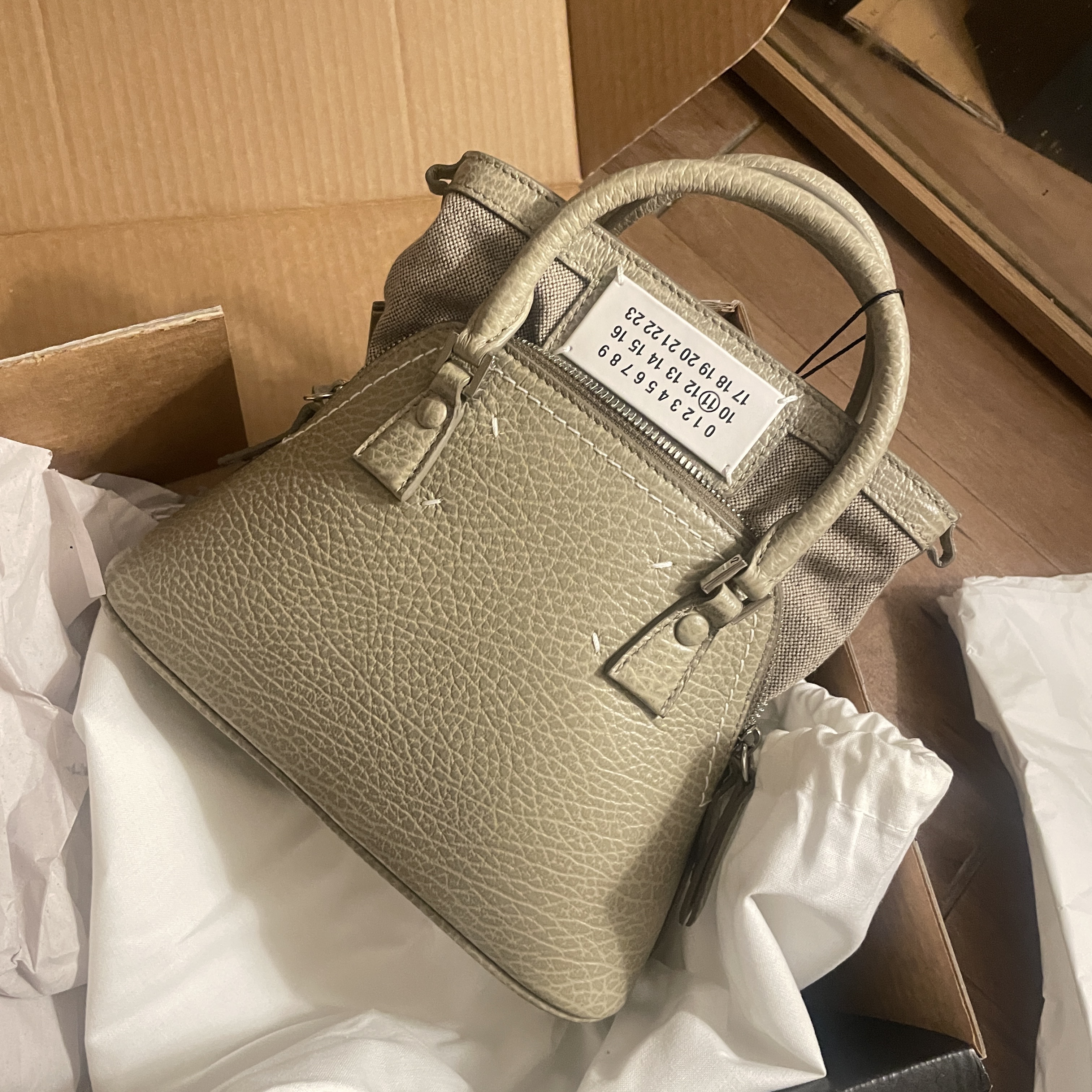 Maison Margiela 5AC Micro Bag Bleach 착용 스타일