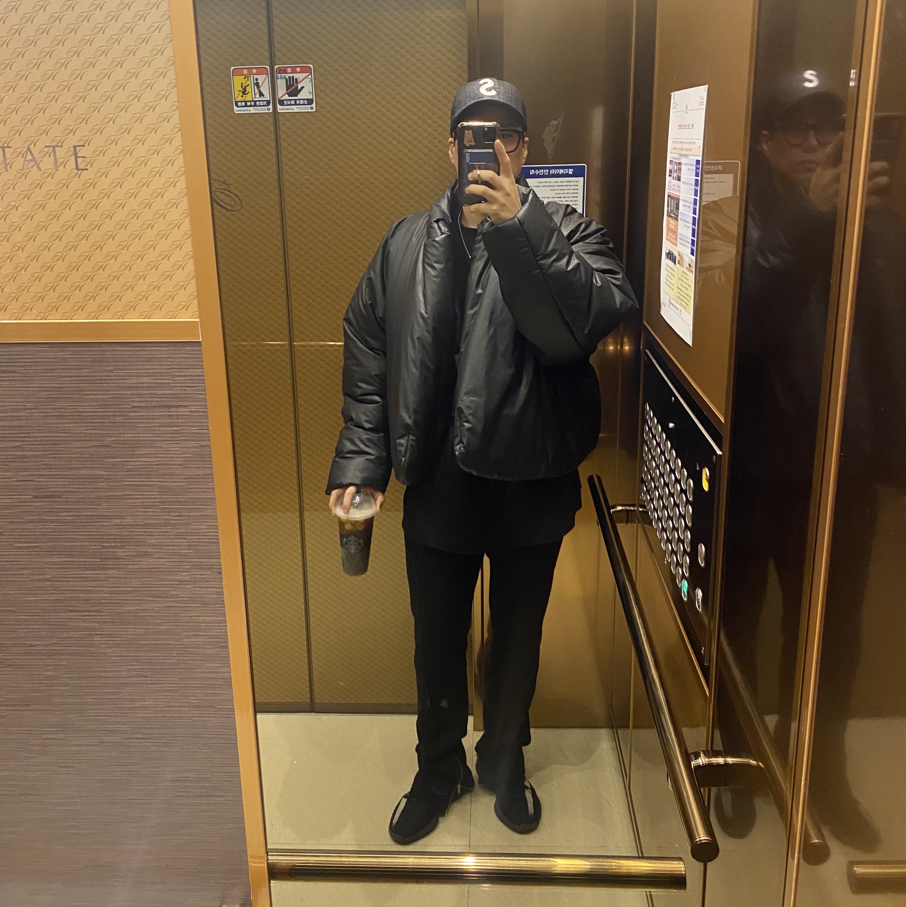 Yeezy Gap Round Jacket Black, Adidas Yeezy Boost 350 V2 Core Black White 2022 착용 스타일