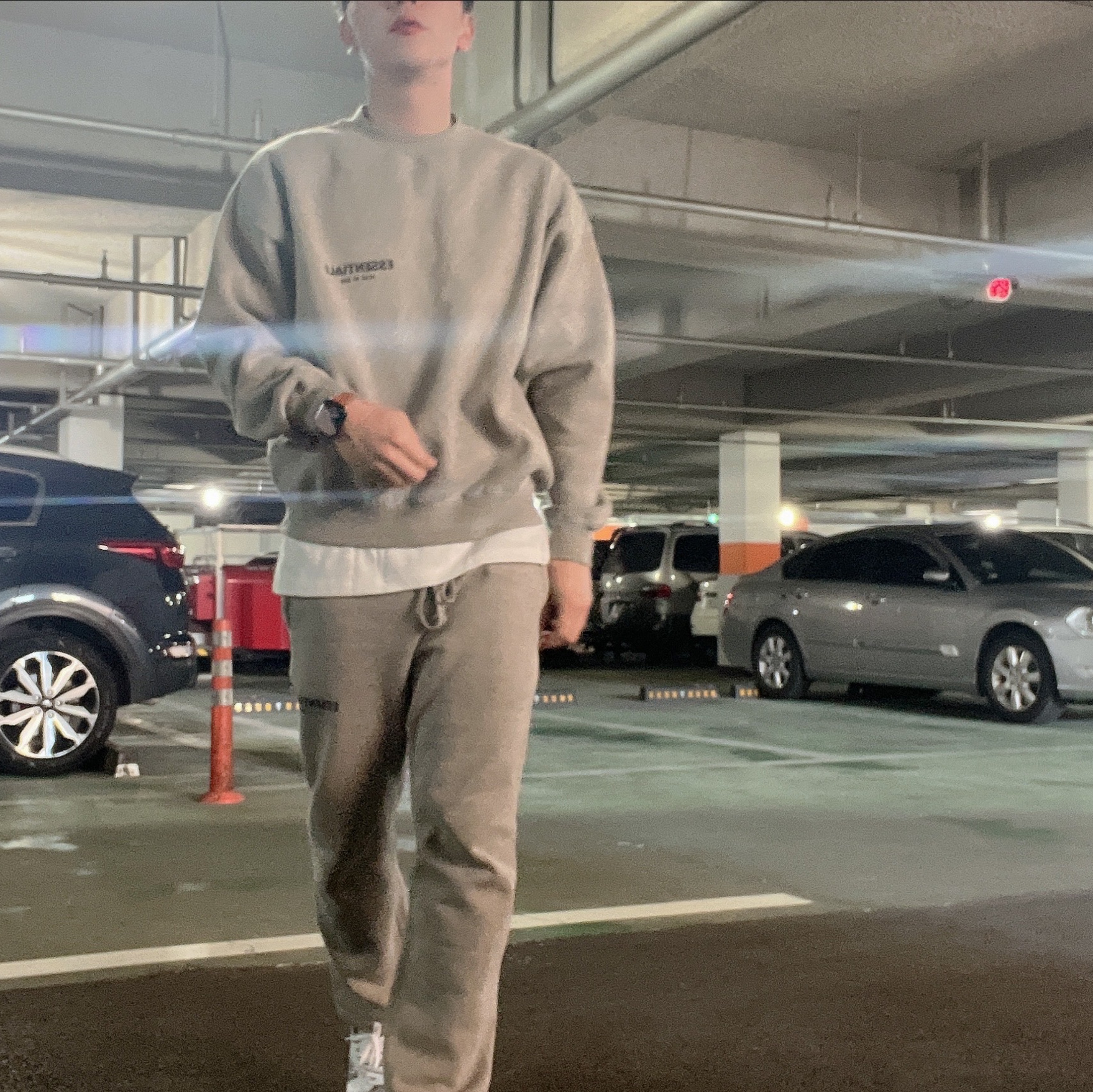 Essentials The Core Collection Crewneck Sweatshirt Dark Oatmeal, Essentials The Core Collection Relaxed Sweatpants Dark Oatmeal 착용 스타일 - 1