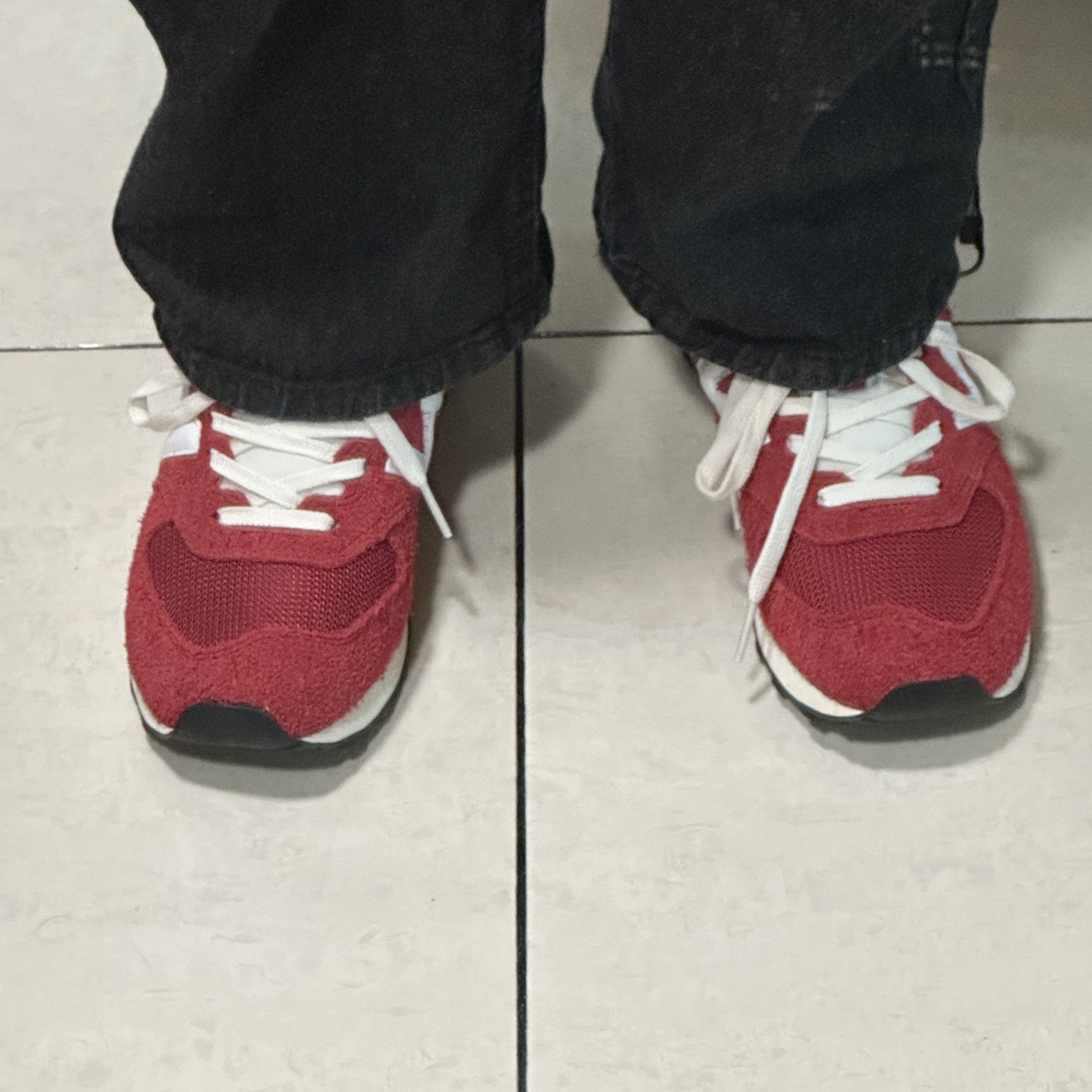 New Balance 574 Heritage Red 착용 스타일