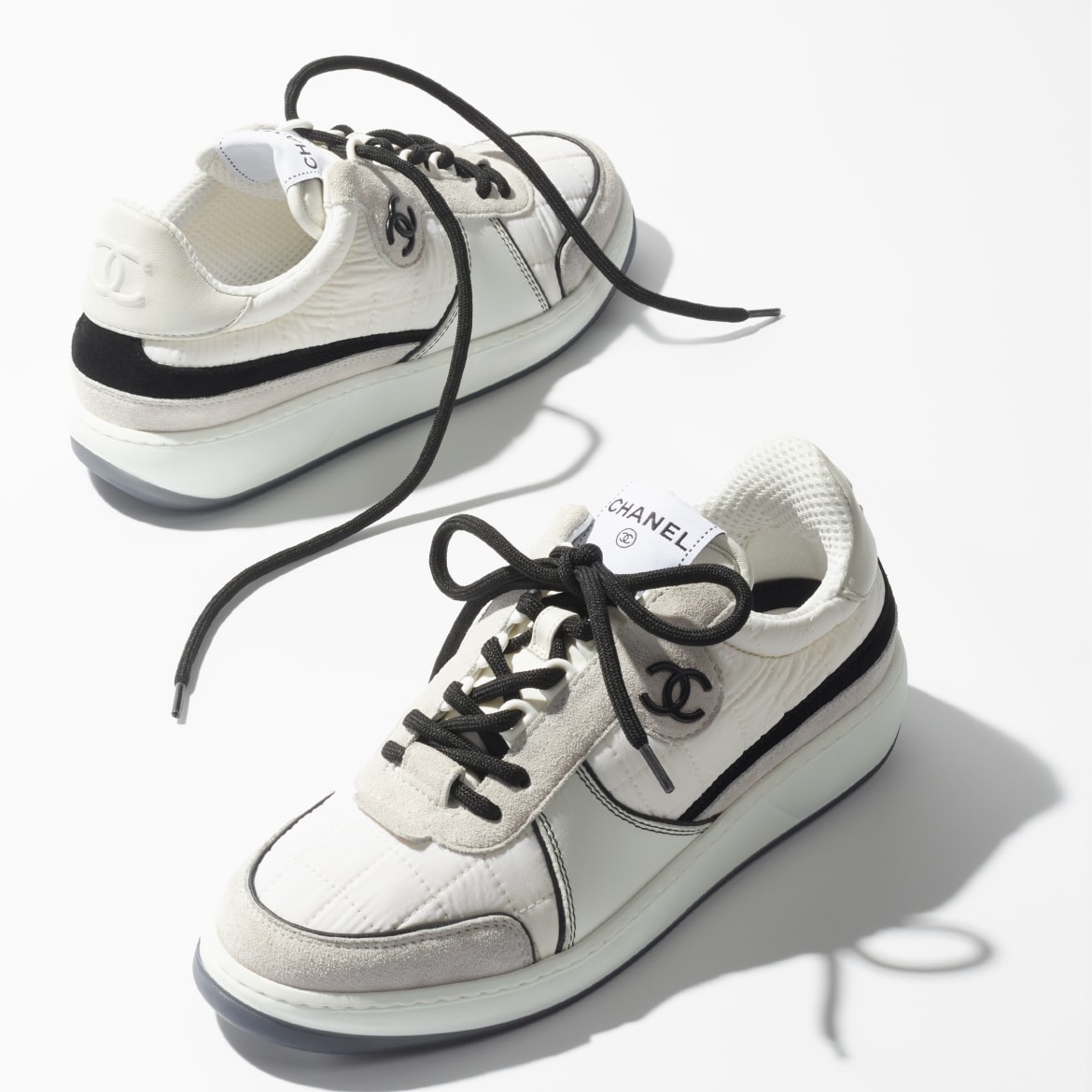 Chanel Sneakers Fabric Suede Calfskin & White Light Grey 착용 스타일 - 2