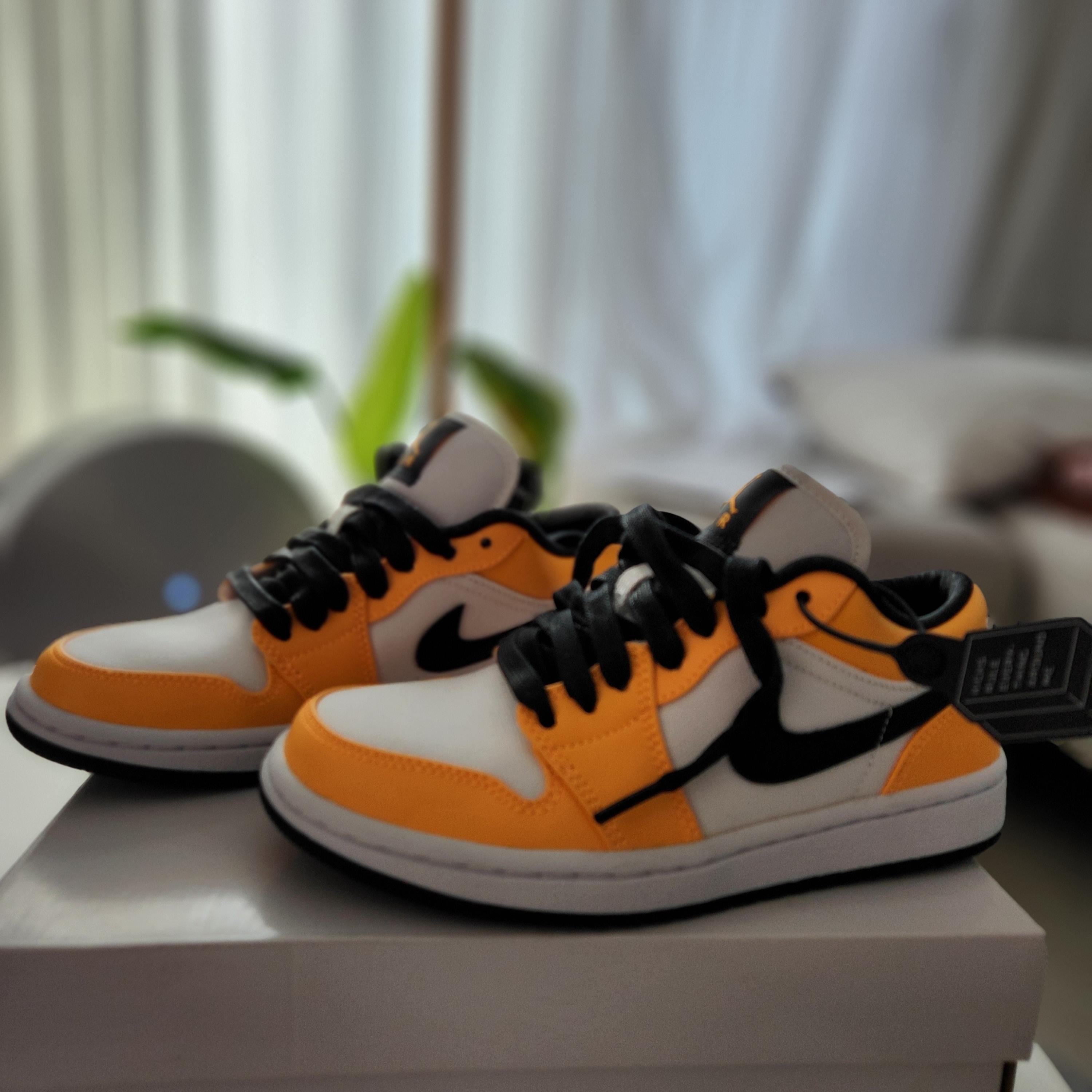 (W) Jordan 1 Low SE Laser Orange 착용 스타일 - 1
