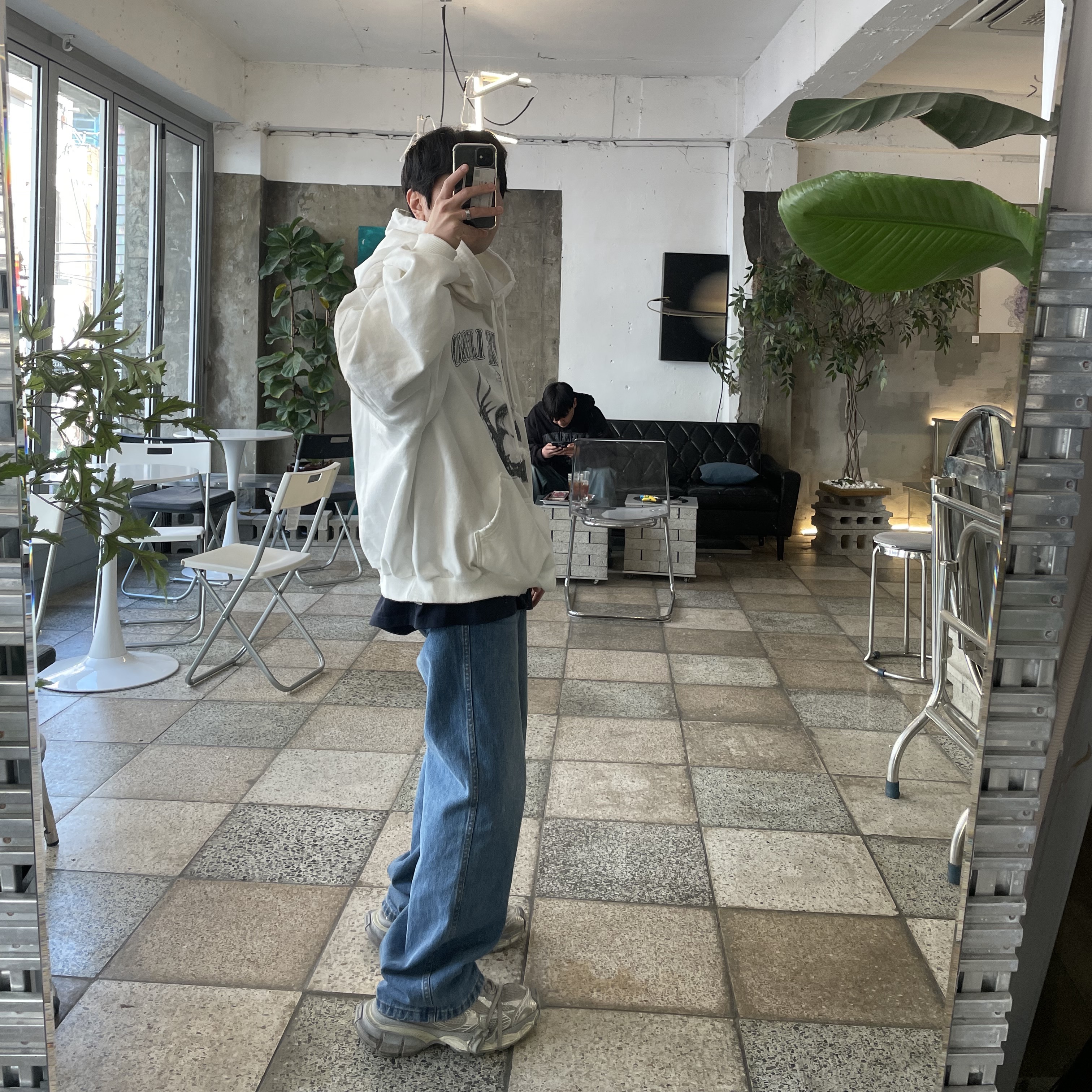 Project G/R x Atmos Etiquette Lesson Vintage Washed Hoodie White, Balenciaga 3XL Sneakers Light Beige 착용 스타일