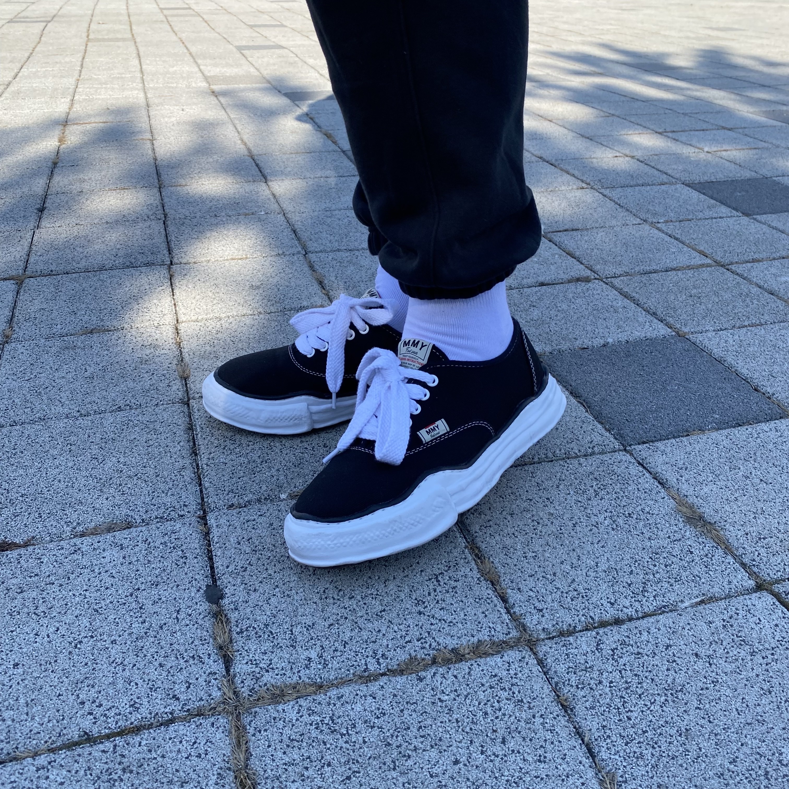 Maison Mihara Yasuhiro Baker OG Sole Canvas Low Cut Sneakers Black 착용 스타일