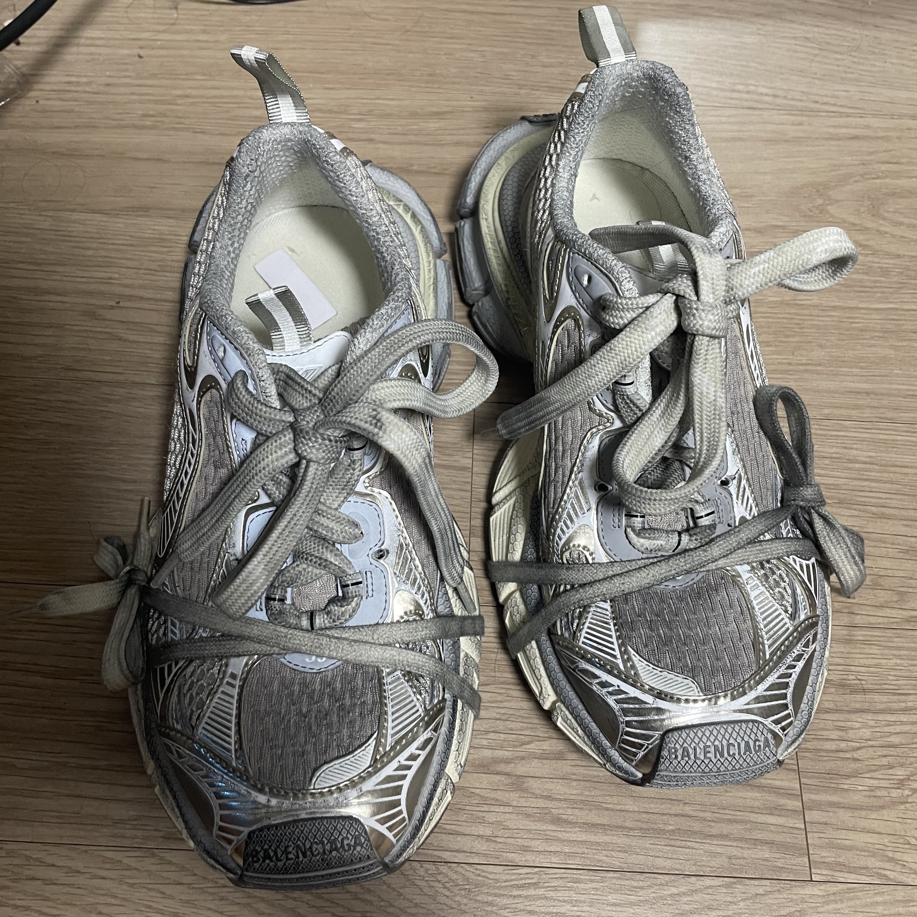 Balenciaga 3XL Sneakers Light Beige 착용 스타일 - 2