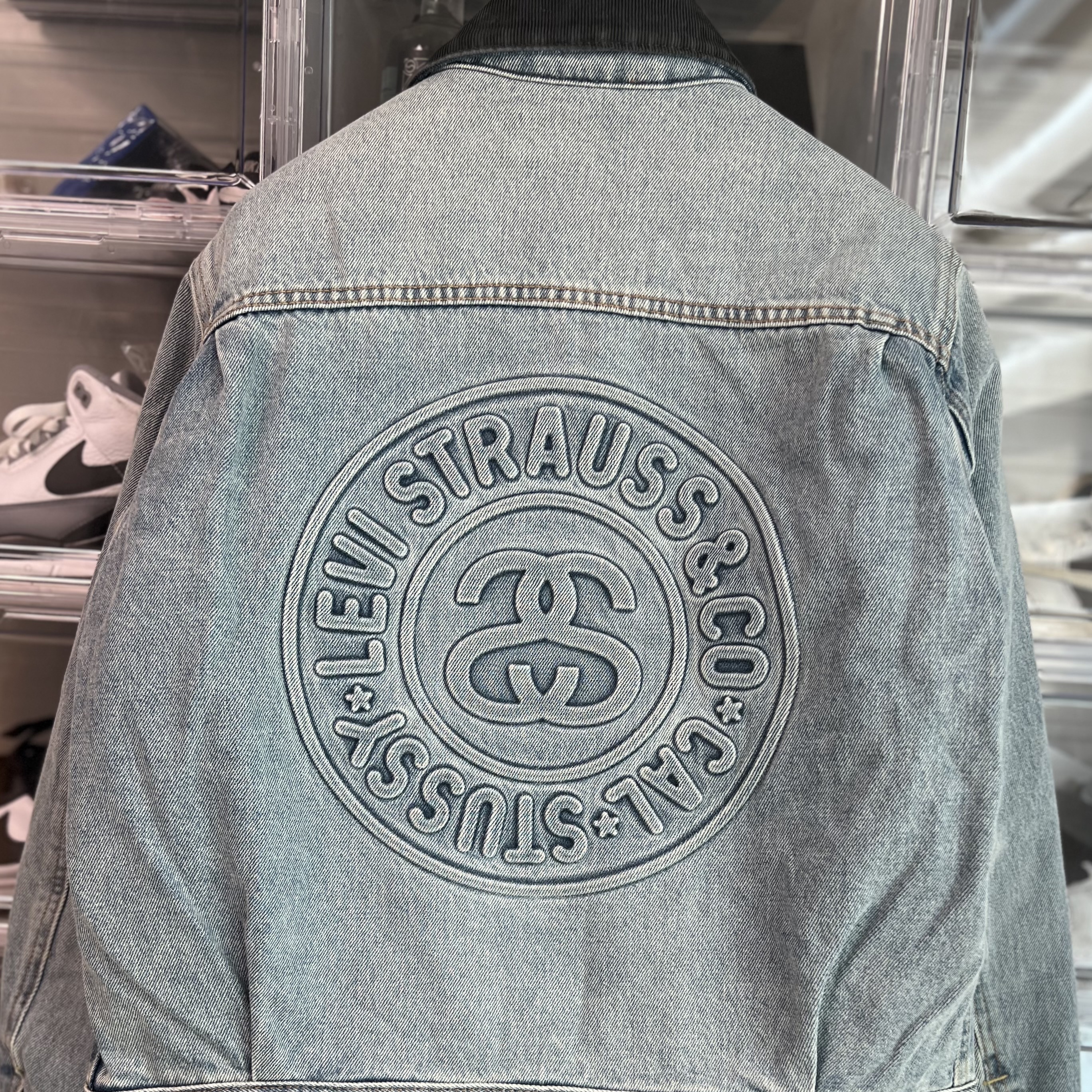 Stussy x Levi's Embossed Trucker Jacket Indigo 착용 스타일 - 2