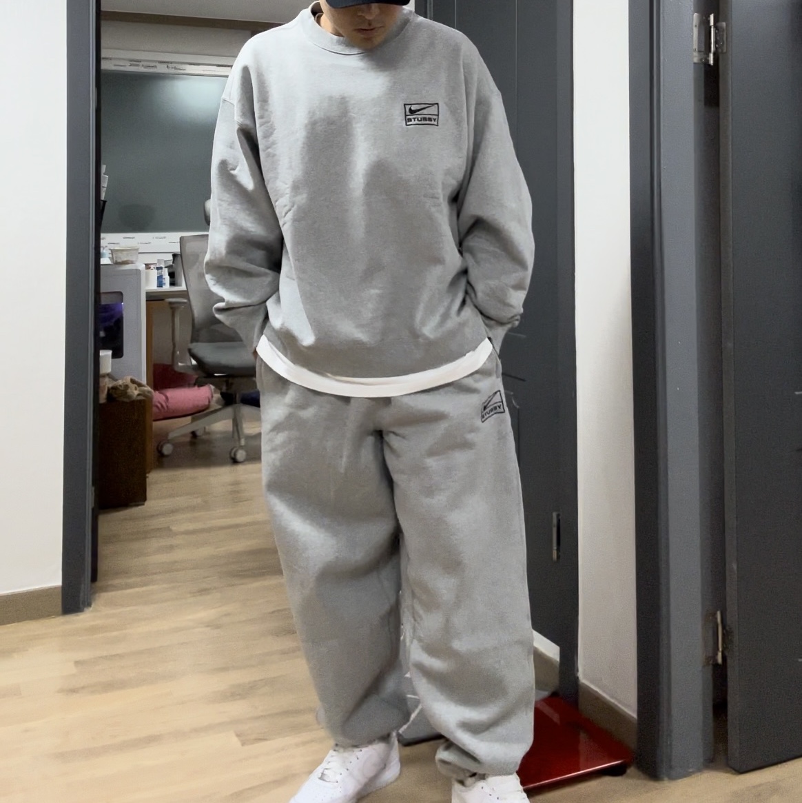 Nike x Stussy NRG Fleece Crewneck Dark Grey Heather (DO9337-063), Nike x Stussy NRG Fleece Pants Dark Grey Heather (DO9340-063) 착용 스타일 - 1