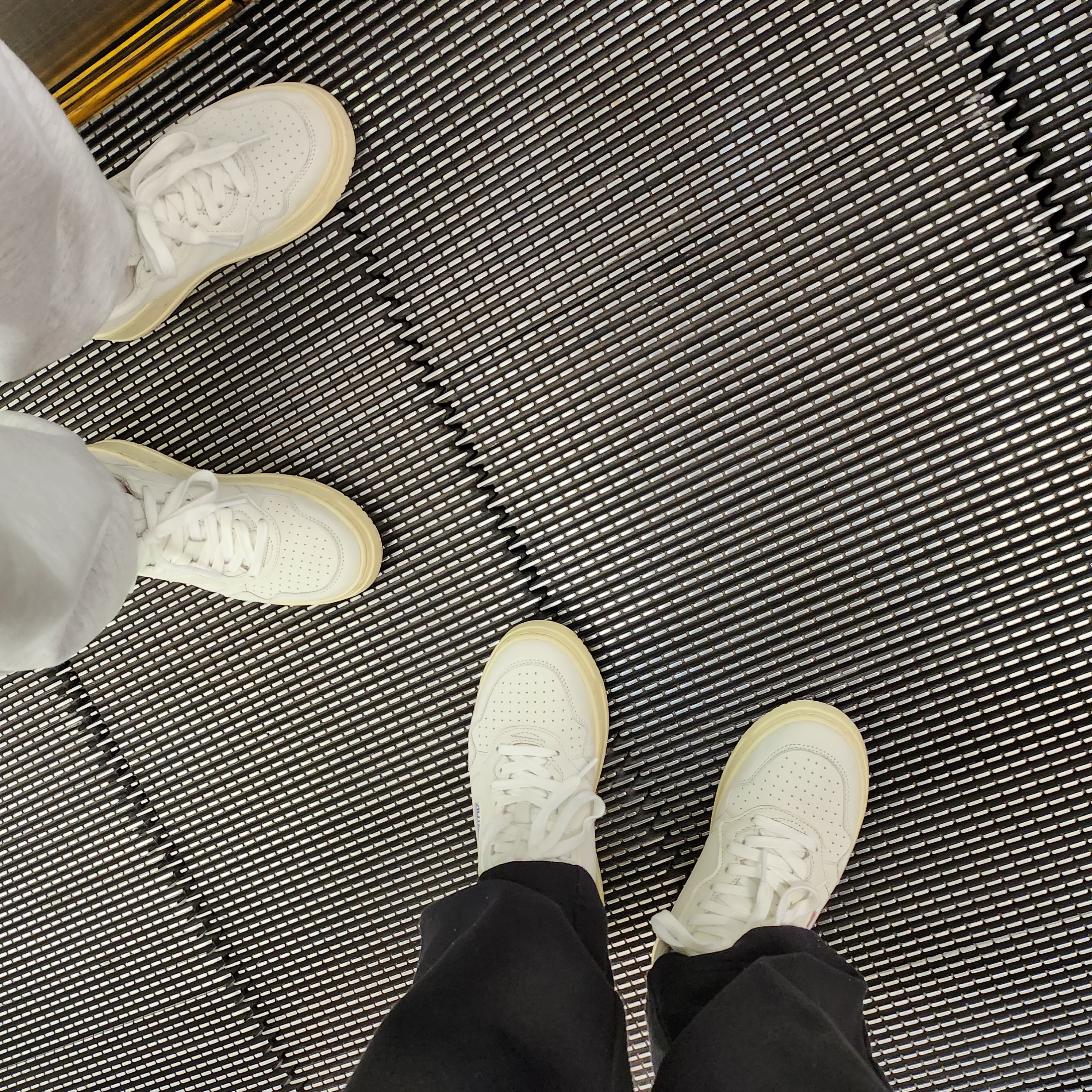 (W) Autry Medalist Low Goatskin Sneakers White 착용 스타일