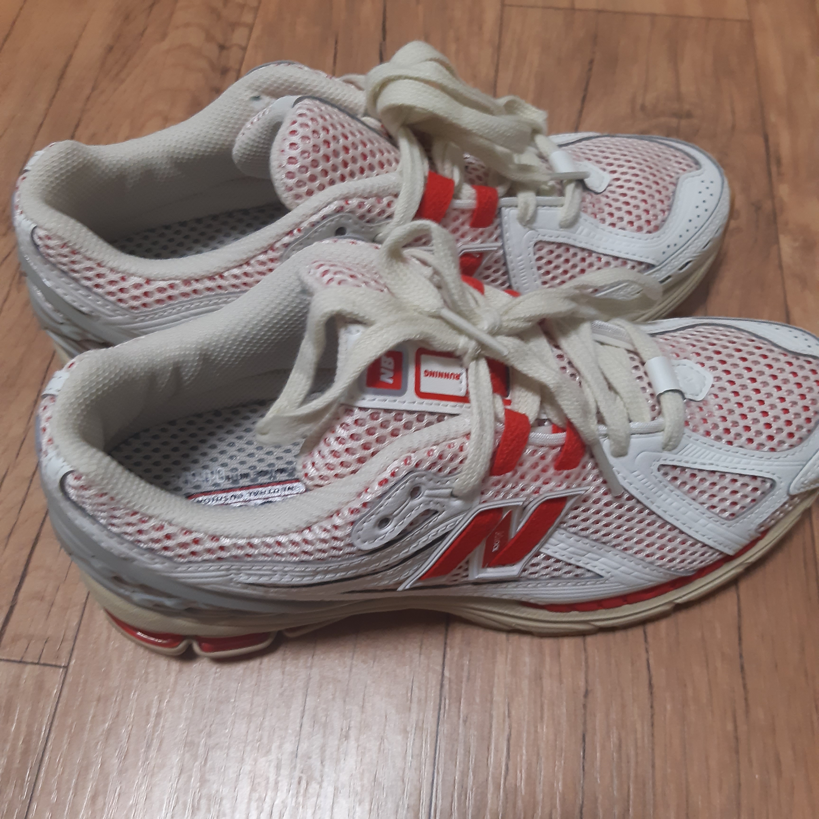 New Balance 1906R White Red 착용 스타일