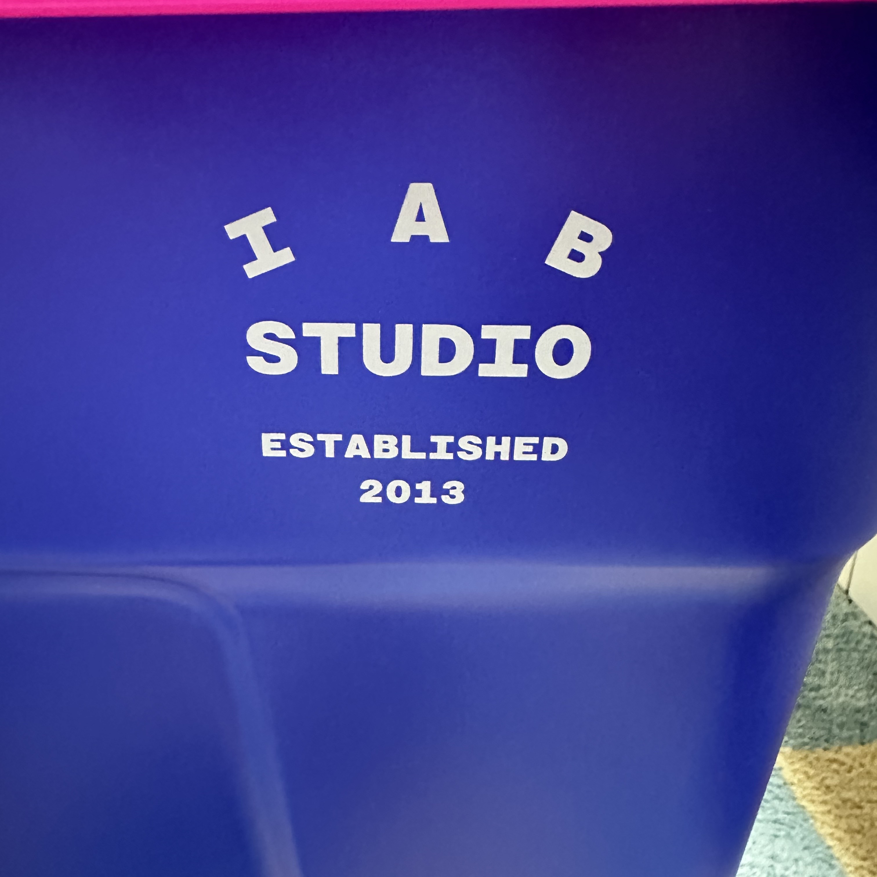IAB Studio x Thor 75L Container Blue Pink 착용 스타일 - 2