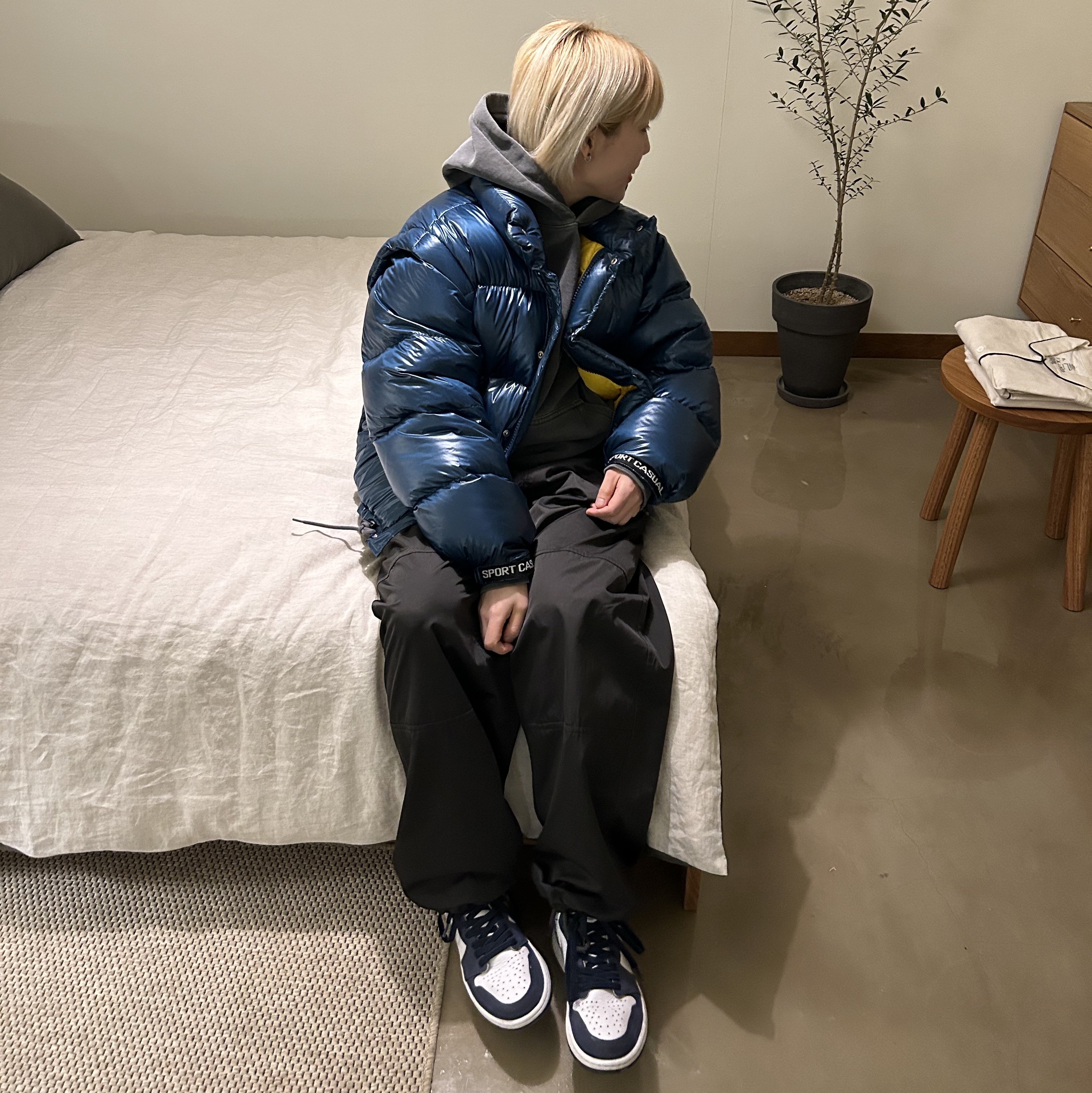 Jordan 1 Retro High OG CO.JP Midnight Navy, IAB Studio Pigment Hoodie & Sack Black 착용 스타일 - 1