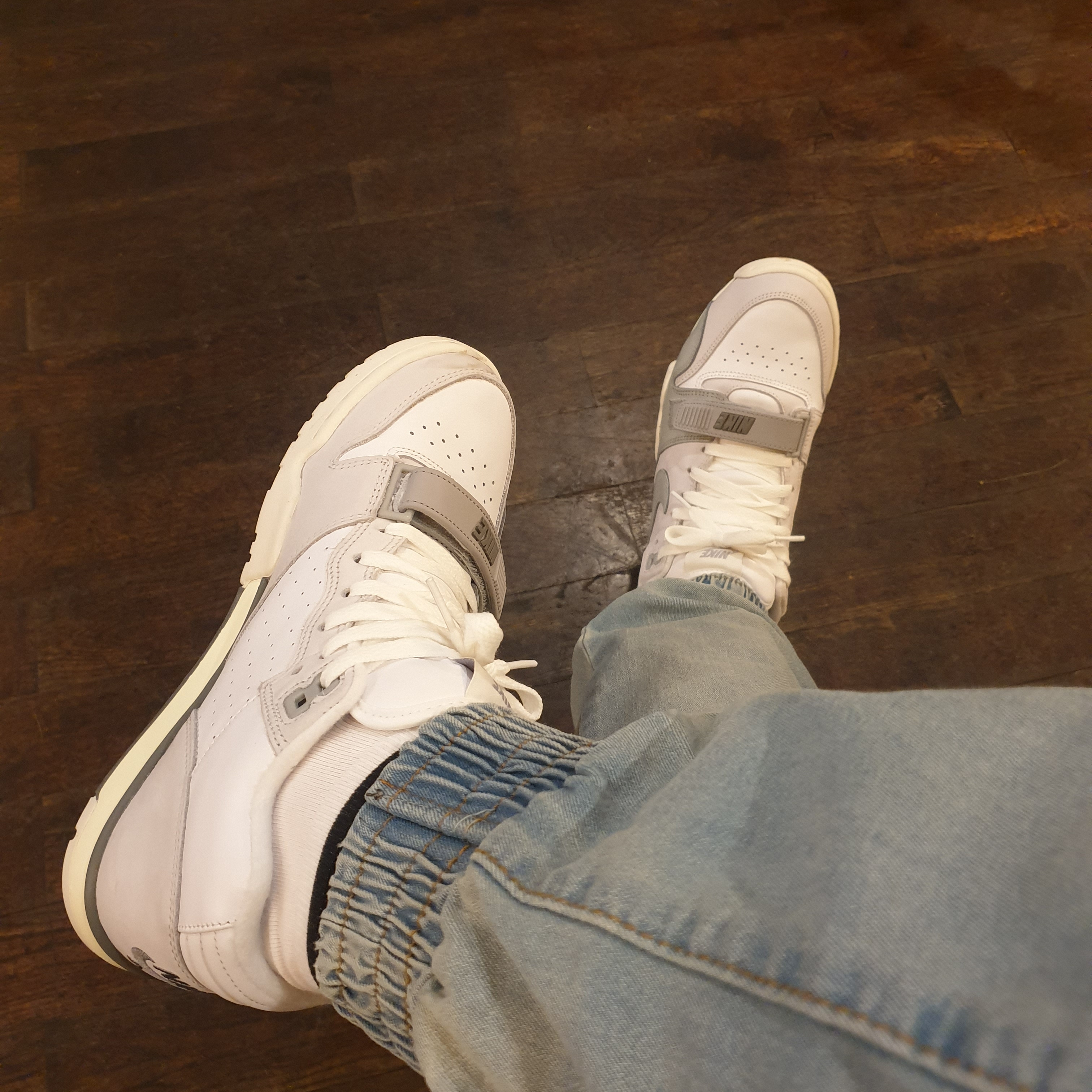 Nike Air Trainer 1 Photon Dust and Light Smoke 착용 스타일