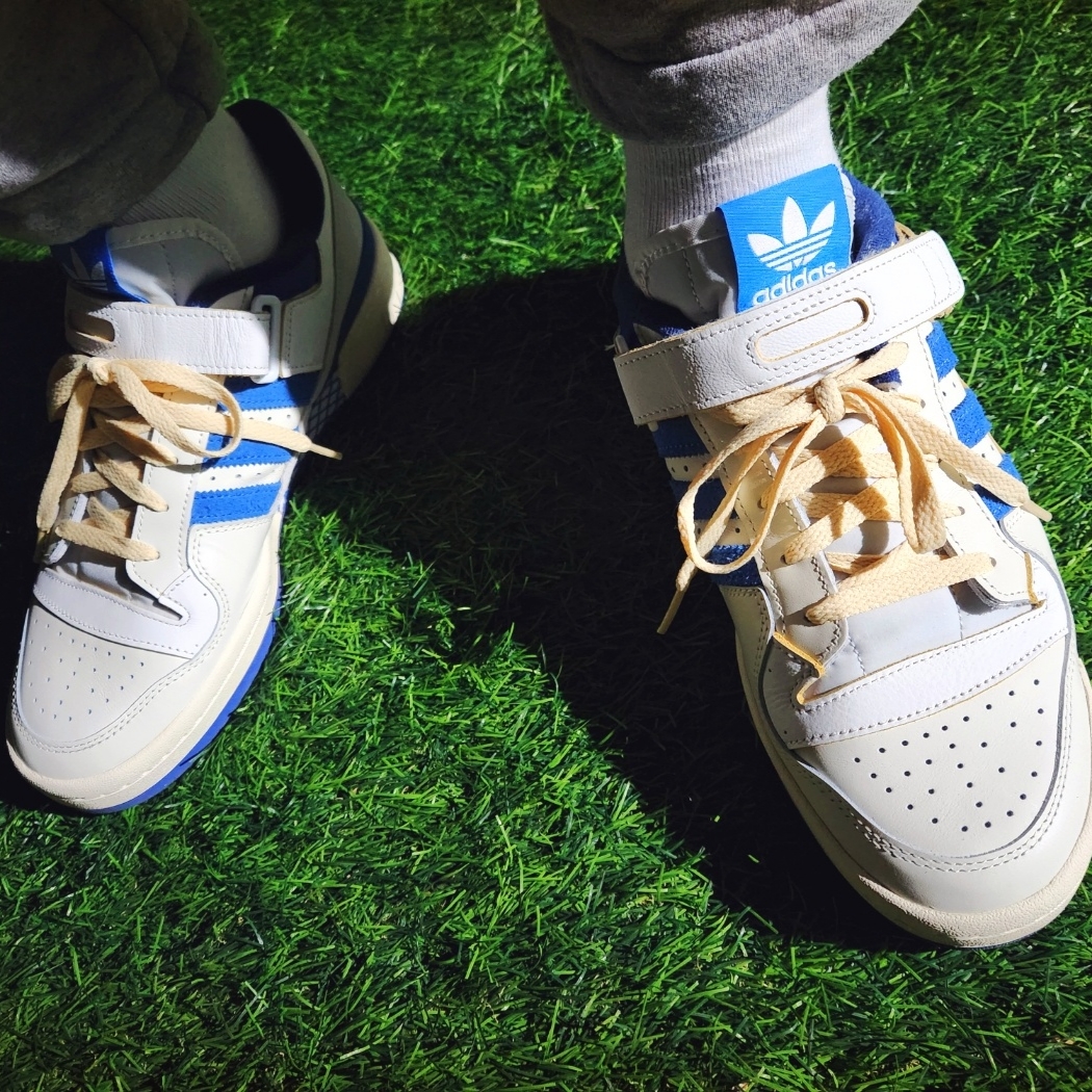 Adidas OG Forum 84 Low Blue Thread 착용 스타일 - 4