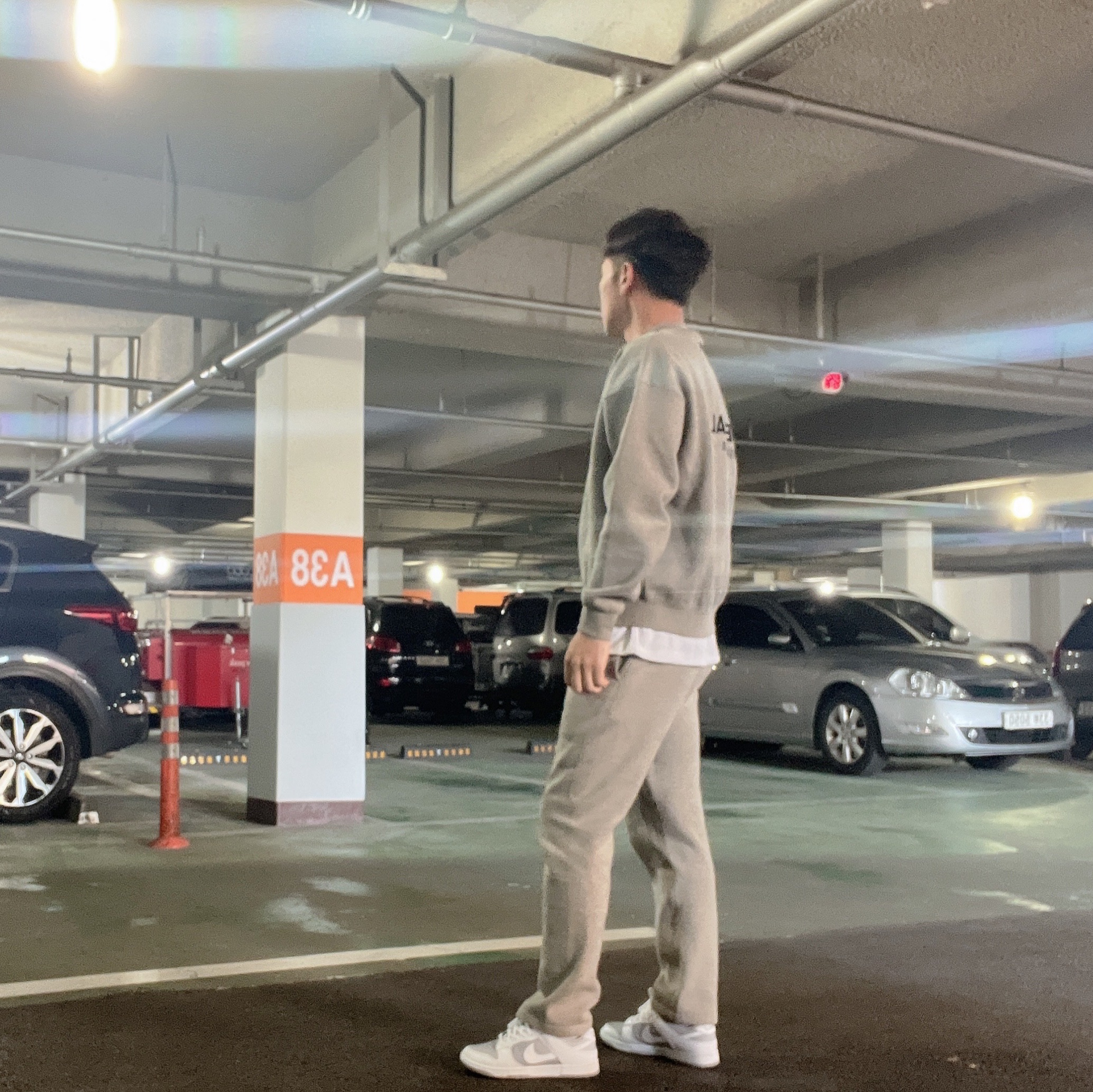 Essentials The Core Collection Crewneck Sweatshirt Dark Oatmeal, Essentials The Core Collection Relaxed Sweatpants Dark Oatmeal 착용 스타일 - 2