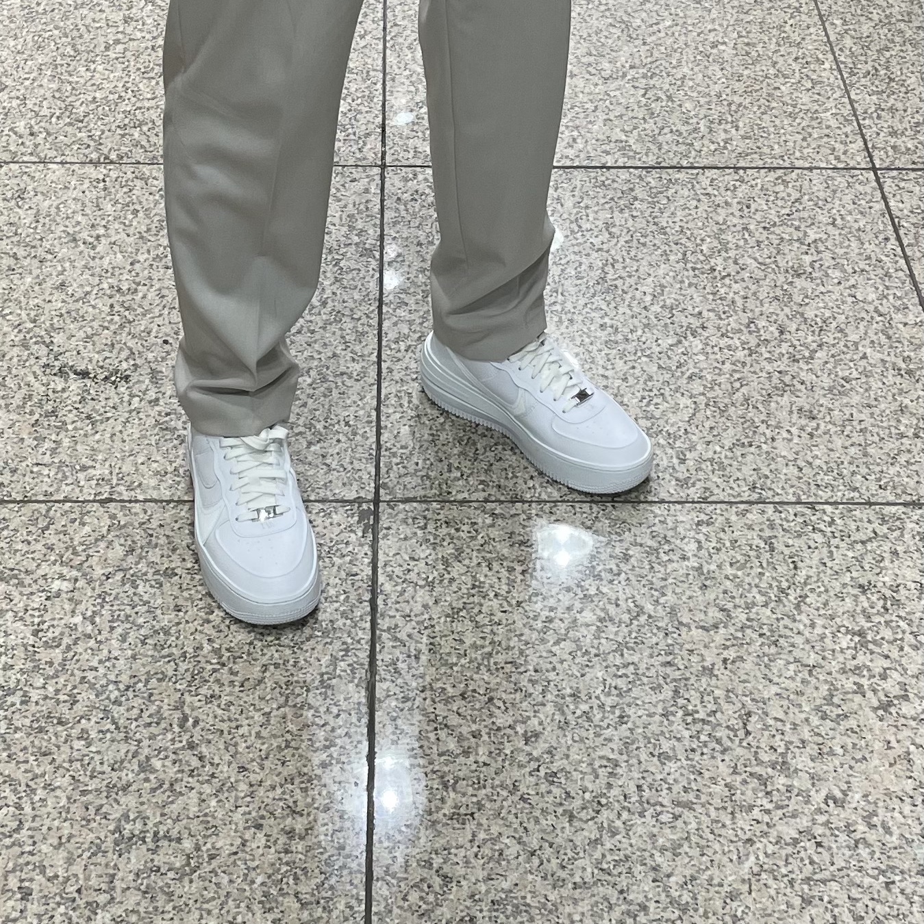 (W) Nike Air Force 1 PLT.AF.ORM Triple White 착용 스타일