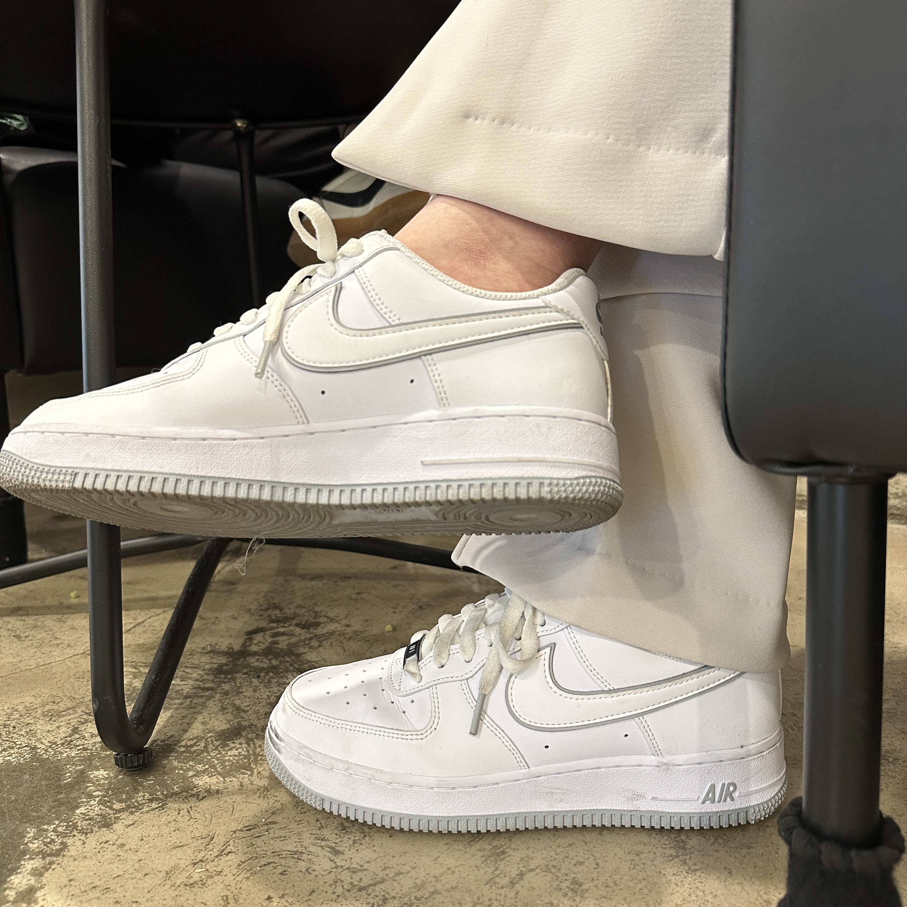 Nike Air Force 1 '07 White Wolf Grey 착용 스타일