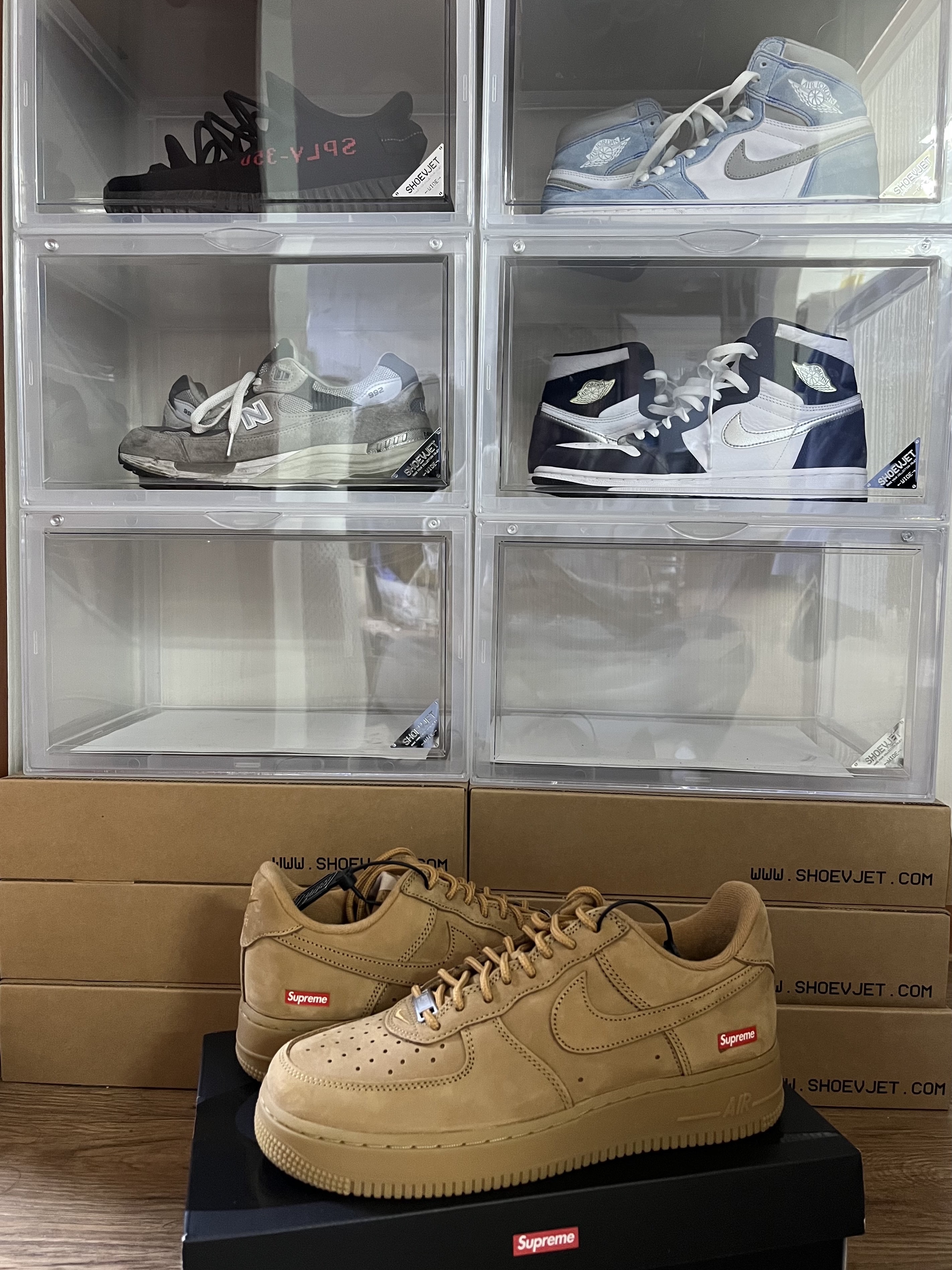 Nike x Supreme Air Force 1 Low Flax, Jordan 1 Retro High OG Hyper Royal 착용 스타일