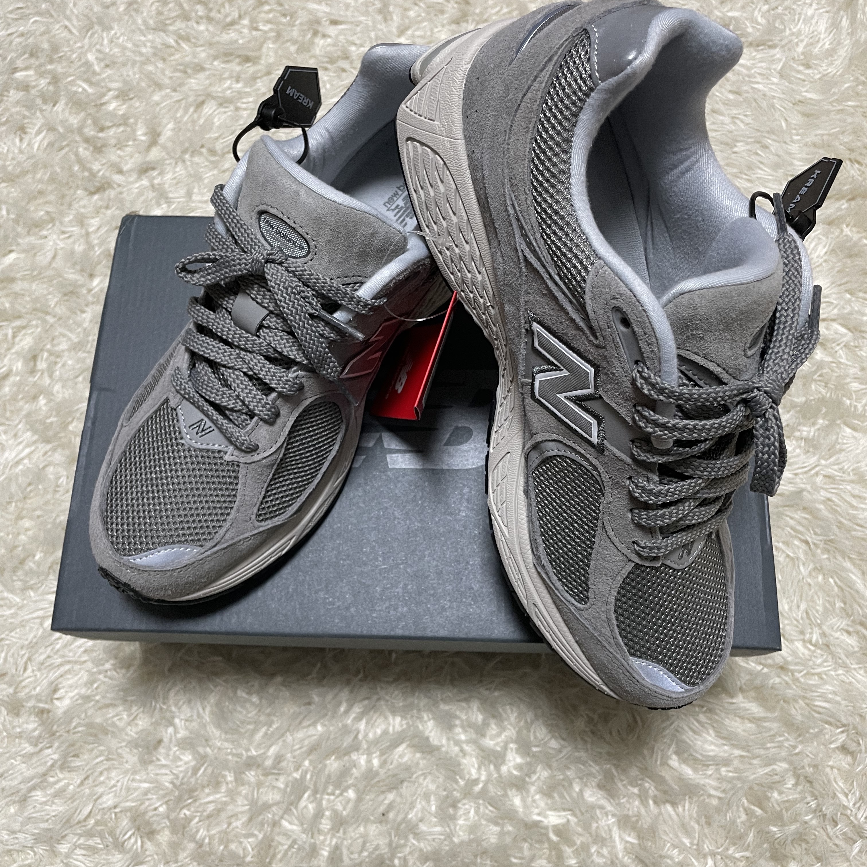 New Balance 2002R Grey 착용 스타일