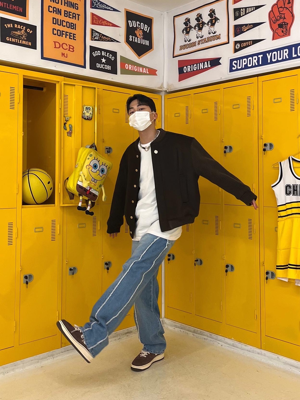 Our Legacy Ladon Brass Keychain Matte Nickel, Nike Air Force 1 Mid '07 QS Chocolate 착용 스타일