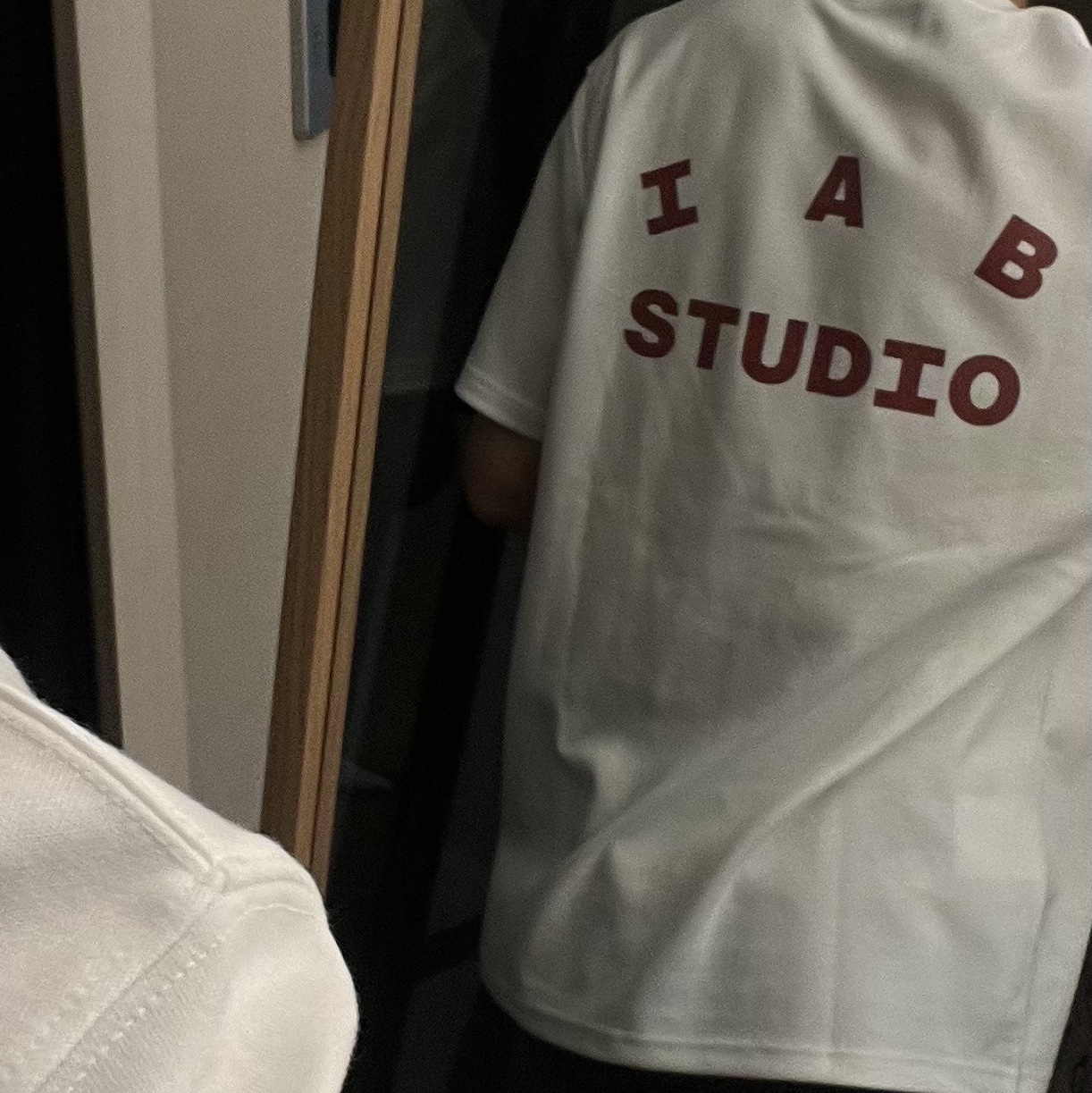 IAB Studio T-Shirt White Burgundy 착용 스타일