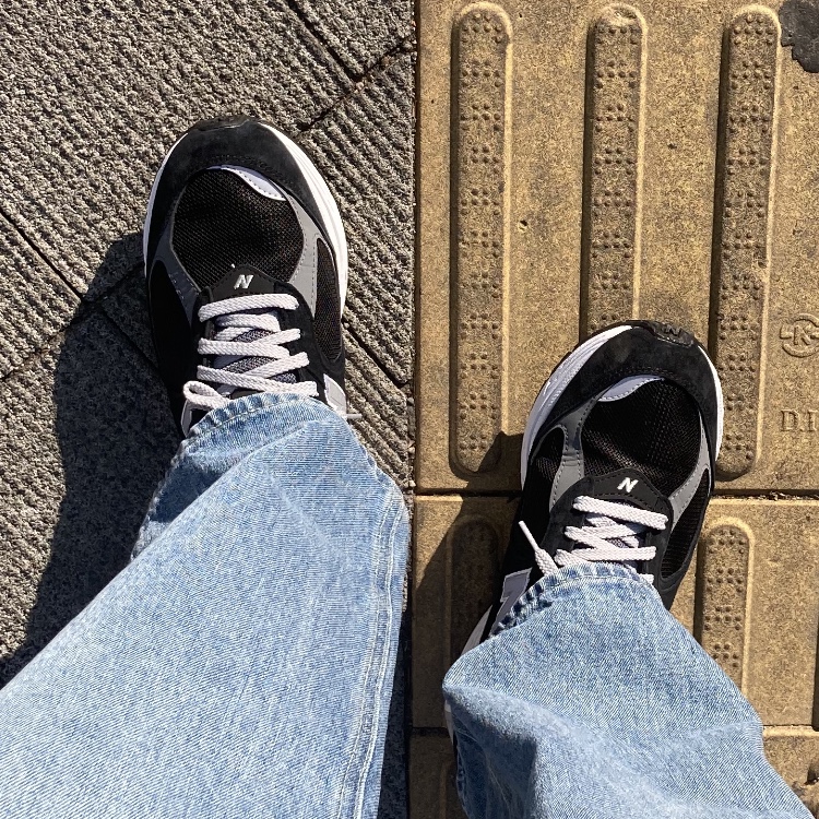 New Balance 2002R Gore-Tex Black Silver Metalic 착용 스타일