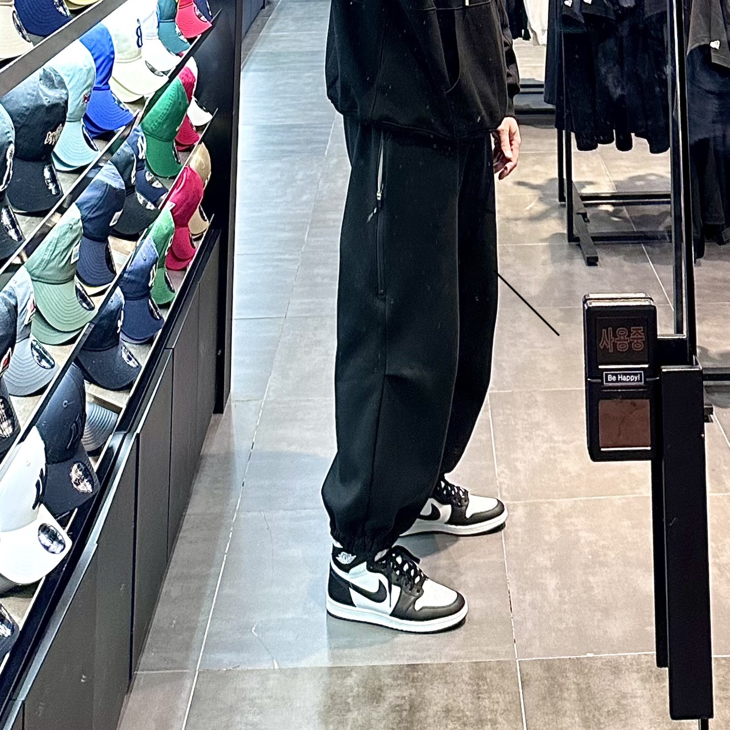 Jordan 1 High 85 Black White 착용 스타일 - 3