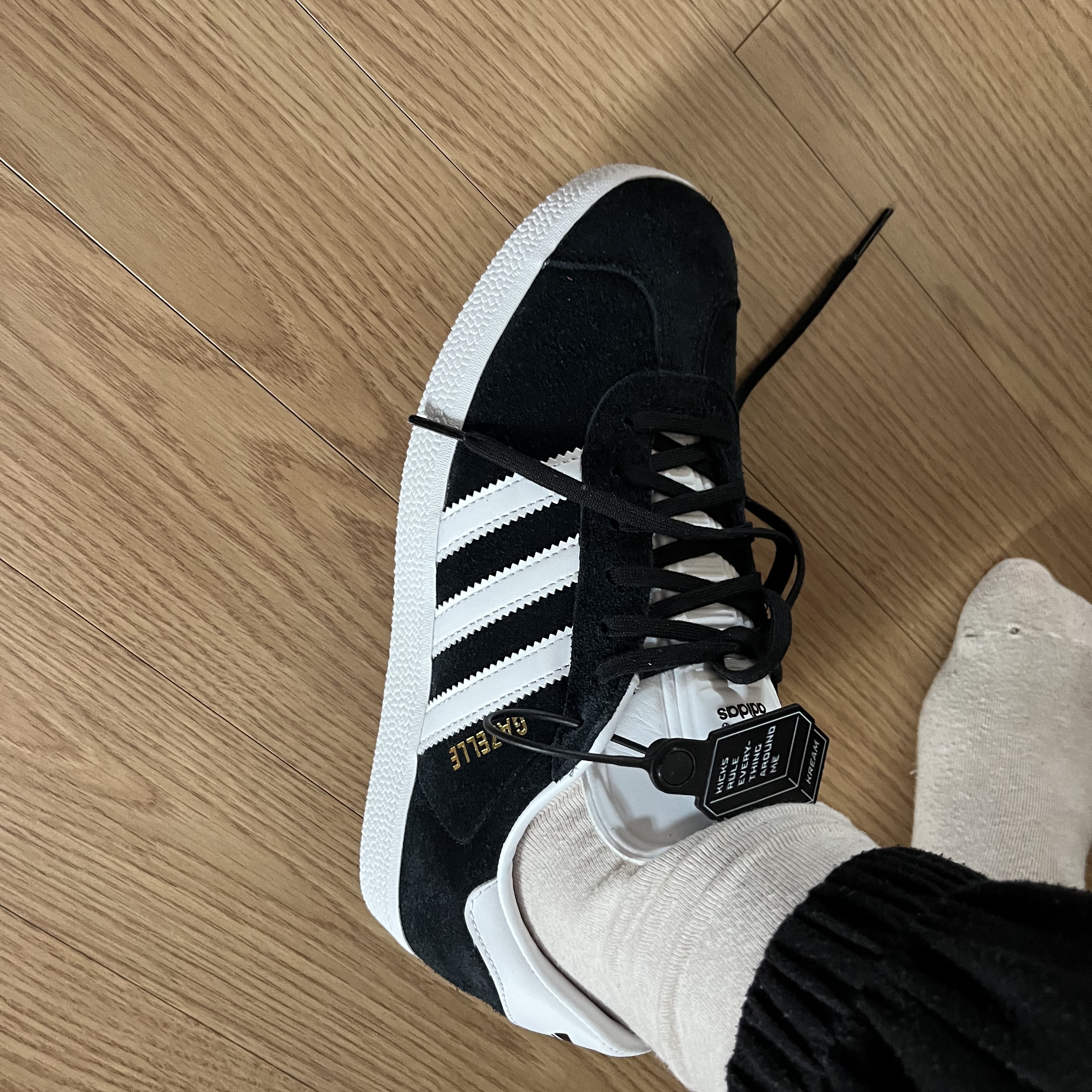Adidas Gazelle Core Black White 착용 스타일 - 1