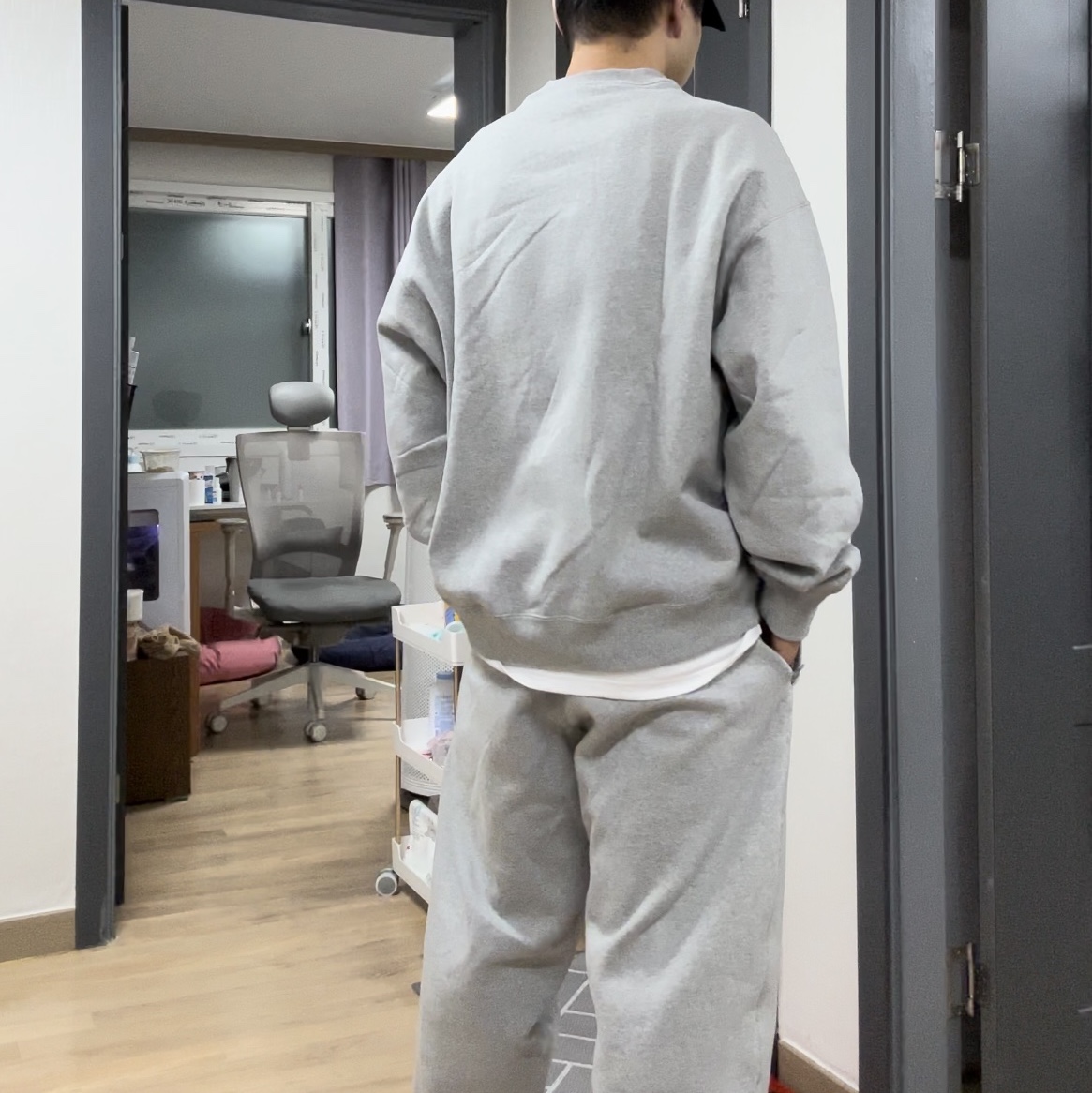 Nike x Stussy NRG Fleece Crewneck Dark Grey Heather (DO9337-063), Nike x Stussy NRG Fleece Pants Dark Grey Heather (DO9340-063) 착용 스타일 - 5