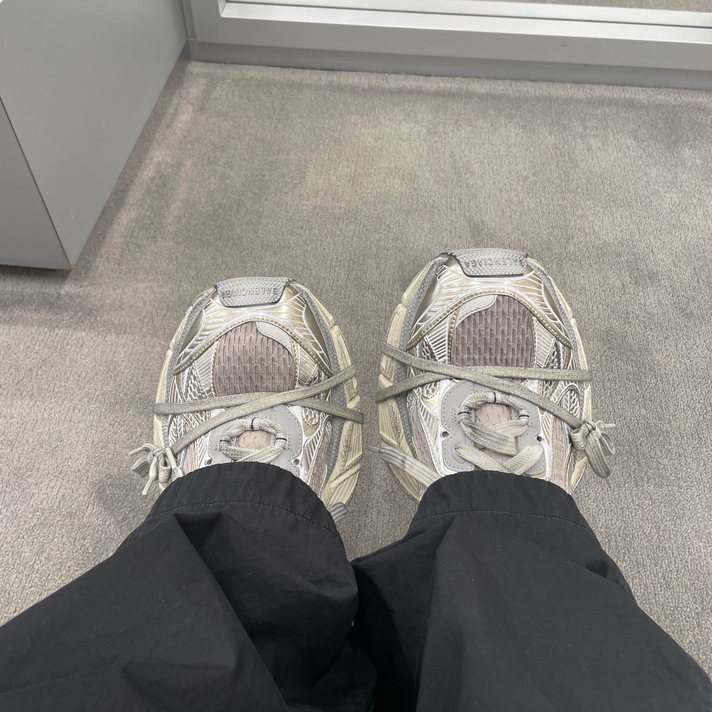 Balenciaga 3XL Sneakers Light Beige 착용 스타일 - 2