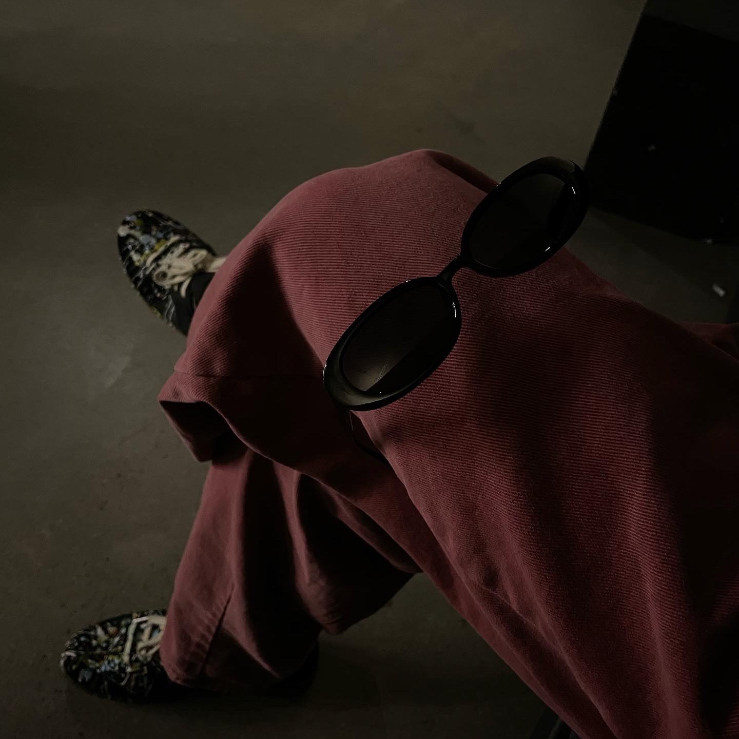 Maison Margiela Replica Paint Drop Sneakers Black 착용 스타일 - 2