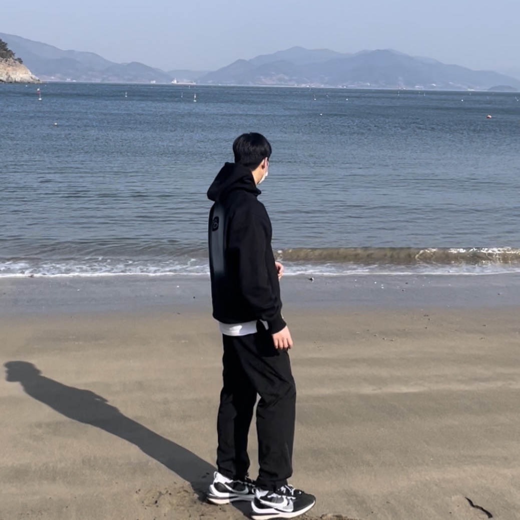 Stussy 8 Ball Fade Hoodie Black, Nike x Sacai VaporWaffle Black White 착용 스타일 - 2