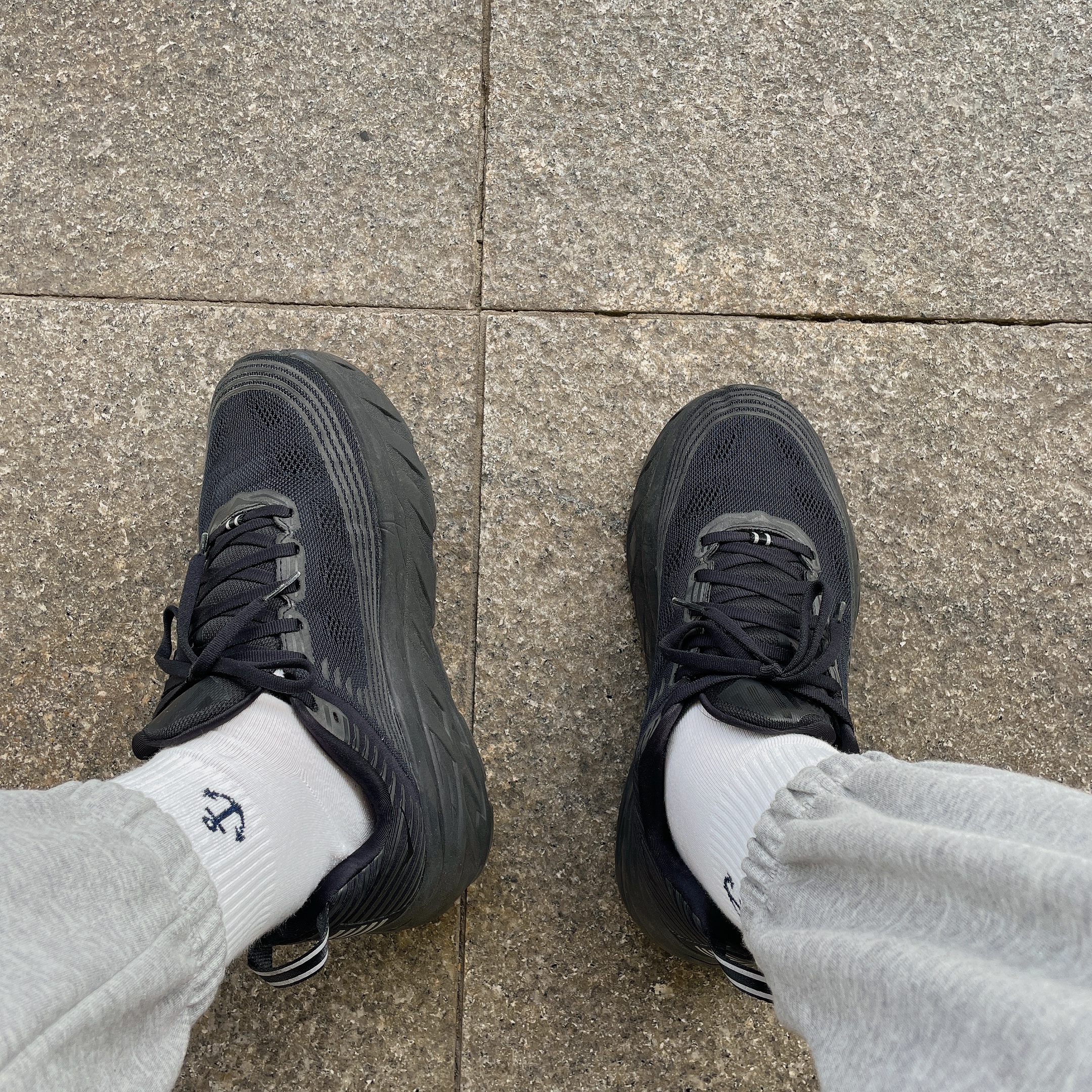 Hoka Bondi 6 Black 착용 스타일