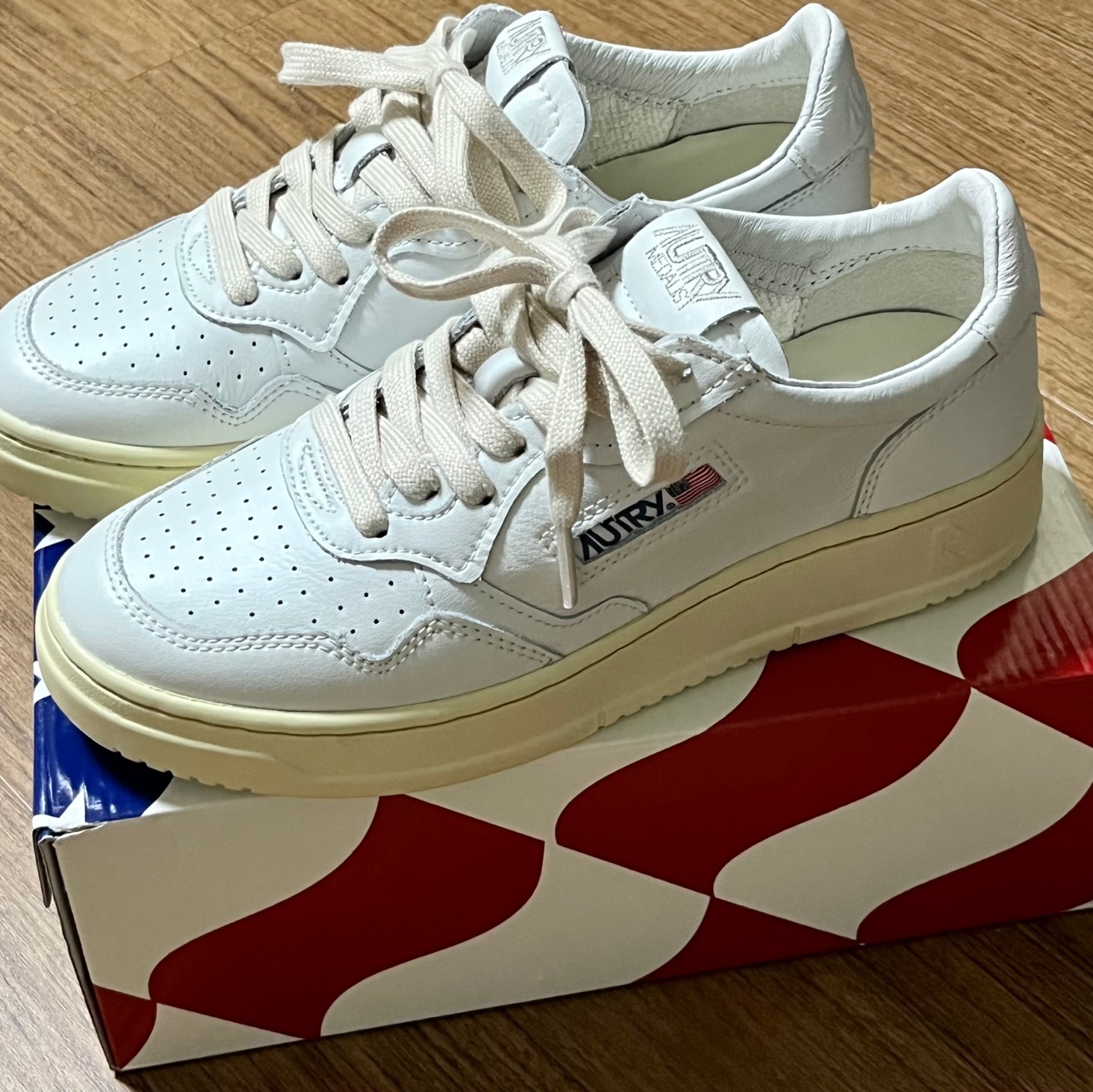 (W) Autry Medalist Low Leather Sneakers White 착용 스타일