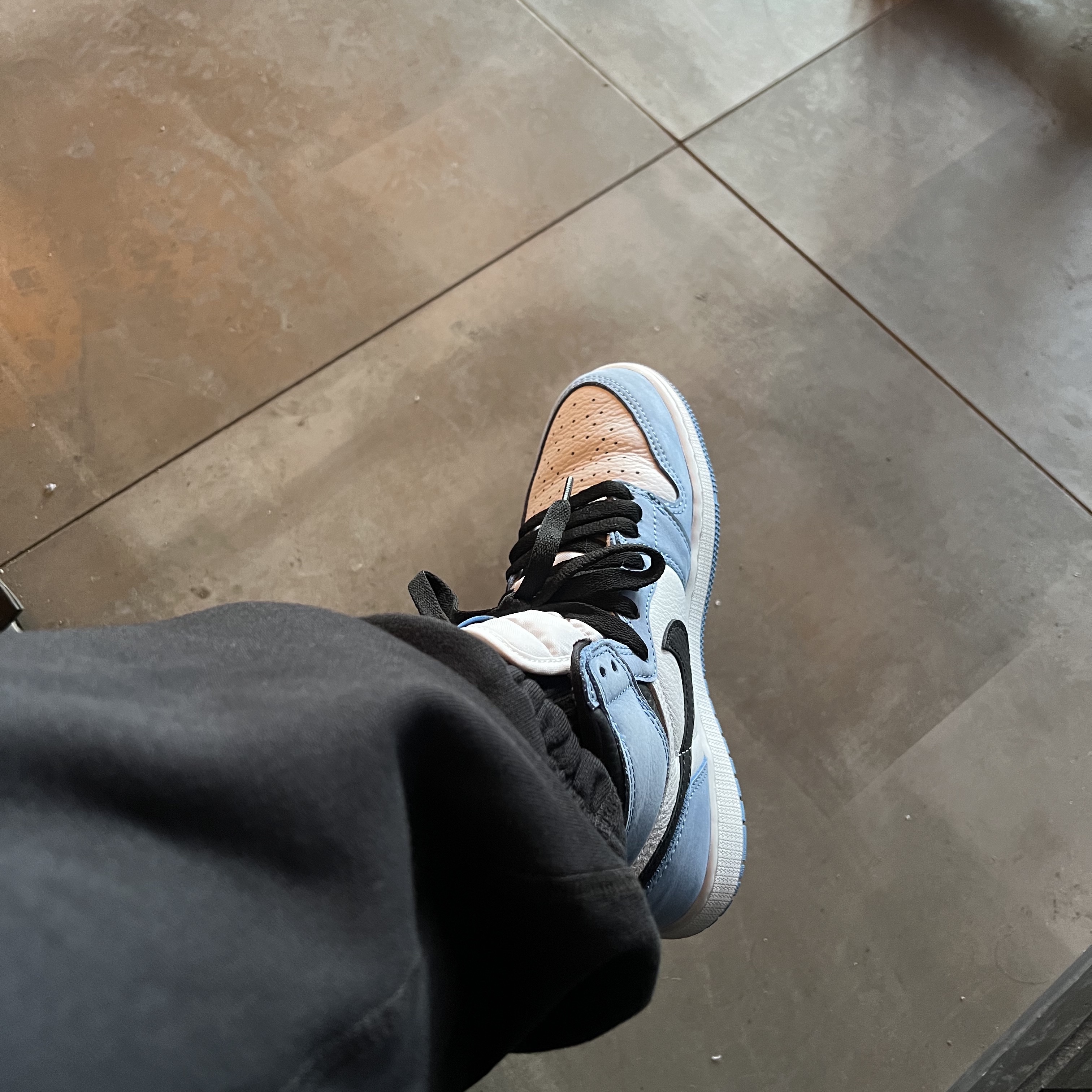 Jordan 1 Retro High OG University Blue 착용 스타일