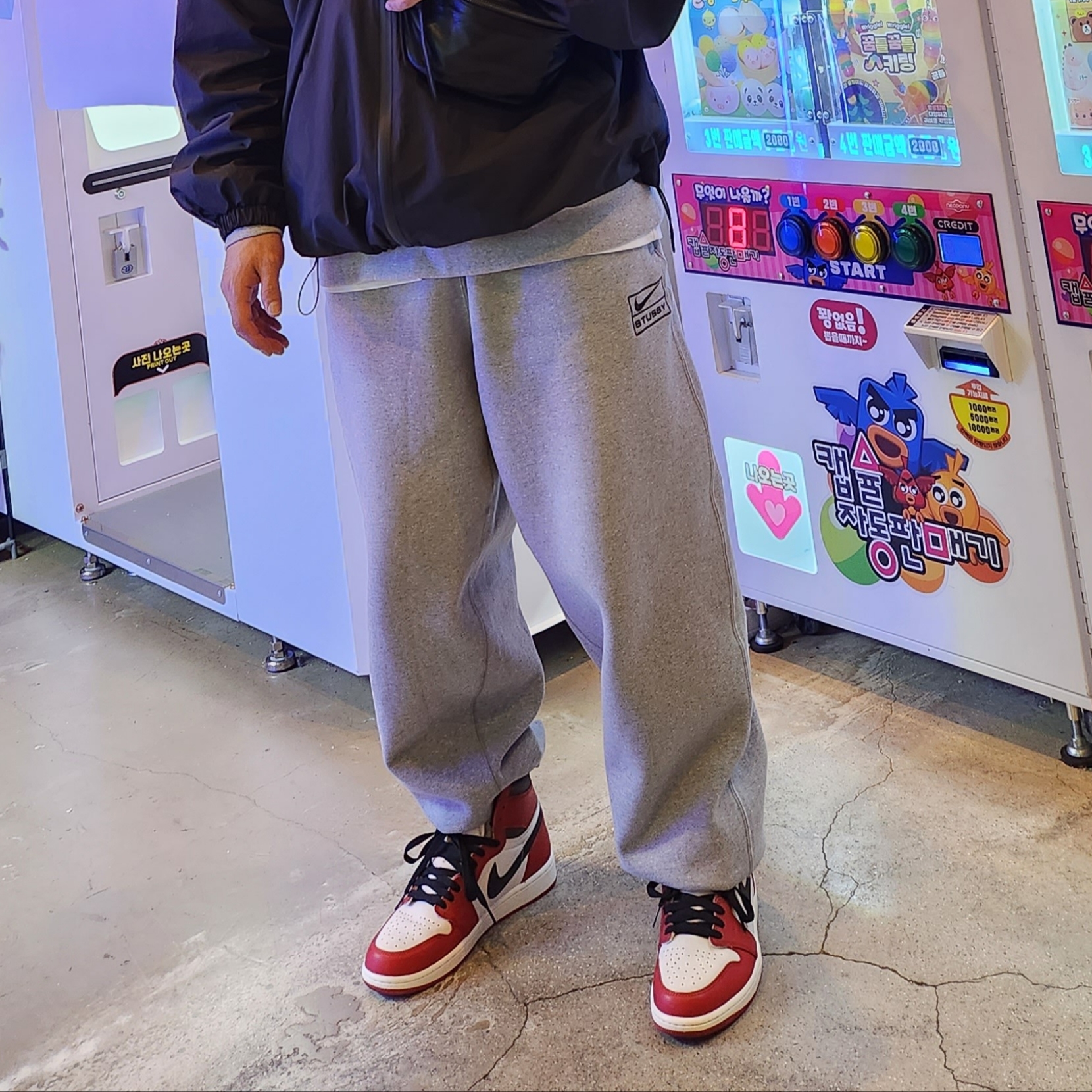 Nike x Stussy NRG Fleece Pants Dark Grey Heather (DO9340-063) 착용 스타일 - 1