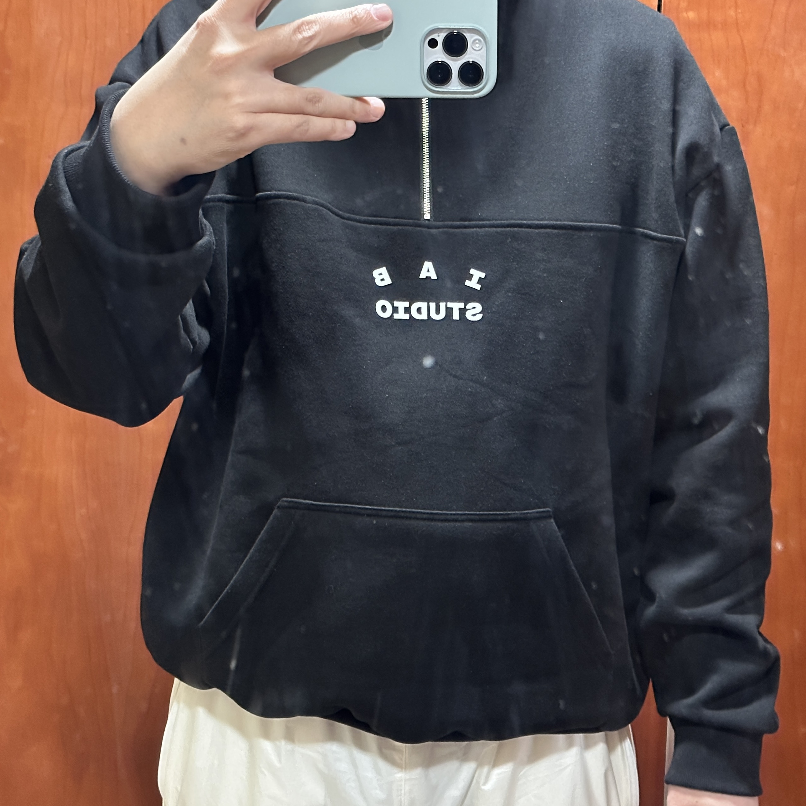 IAB Studio Half Zip-Up Black White 착용 스타일 - 1