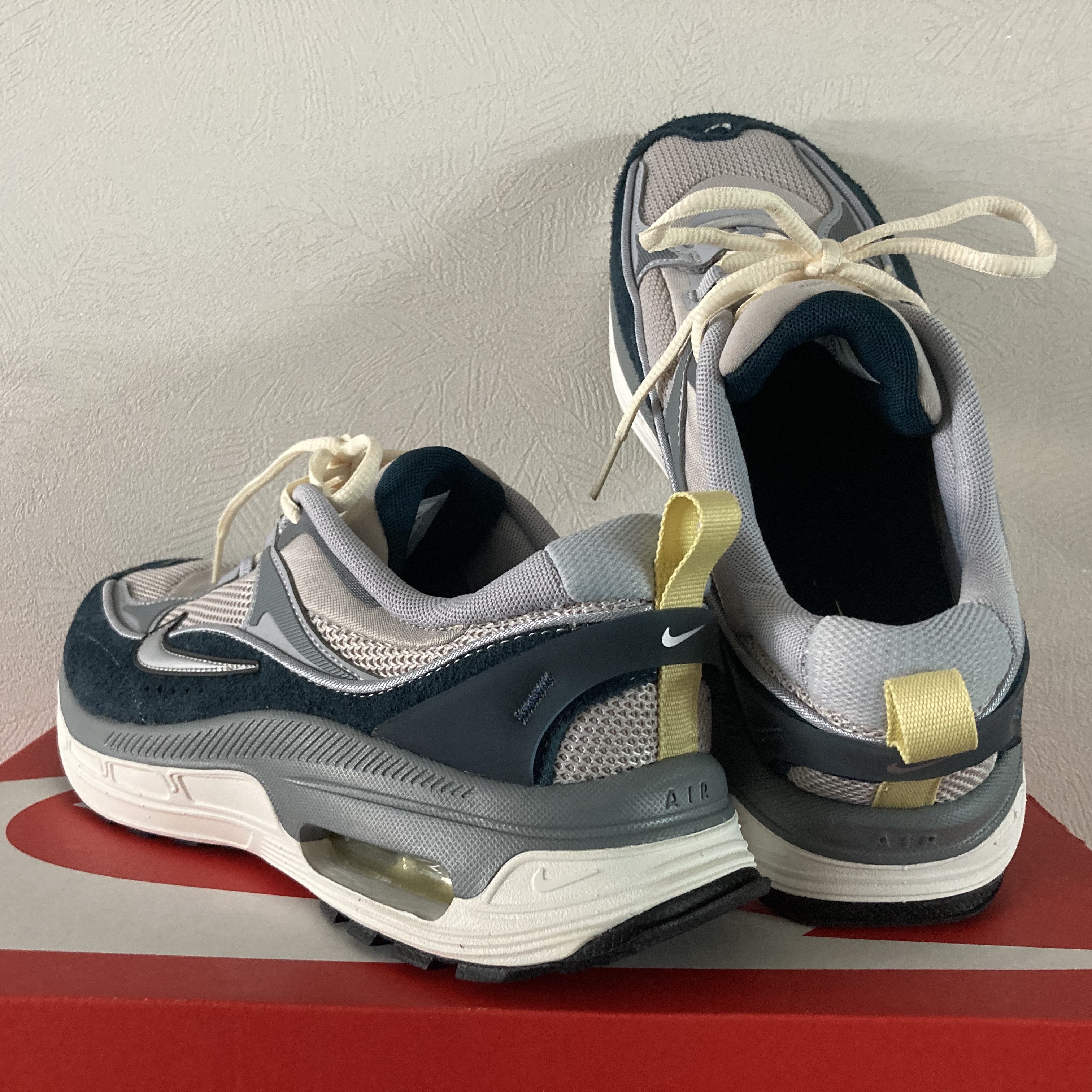 (W) Nike Air Max Bliss Light Iron Ore Armory Navy 착용 스타일 - 2