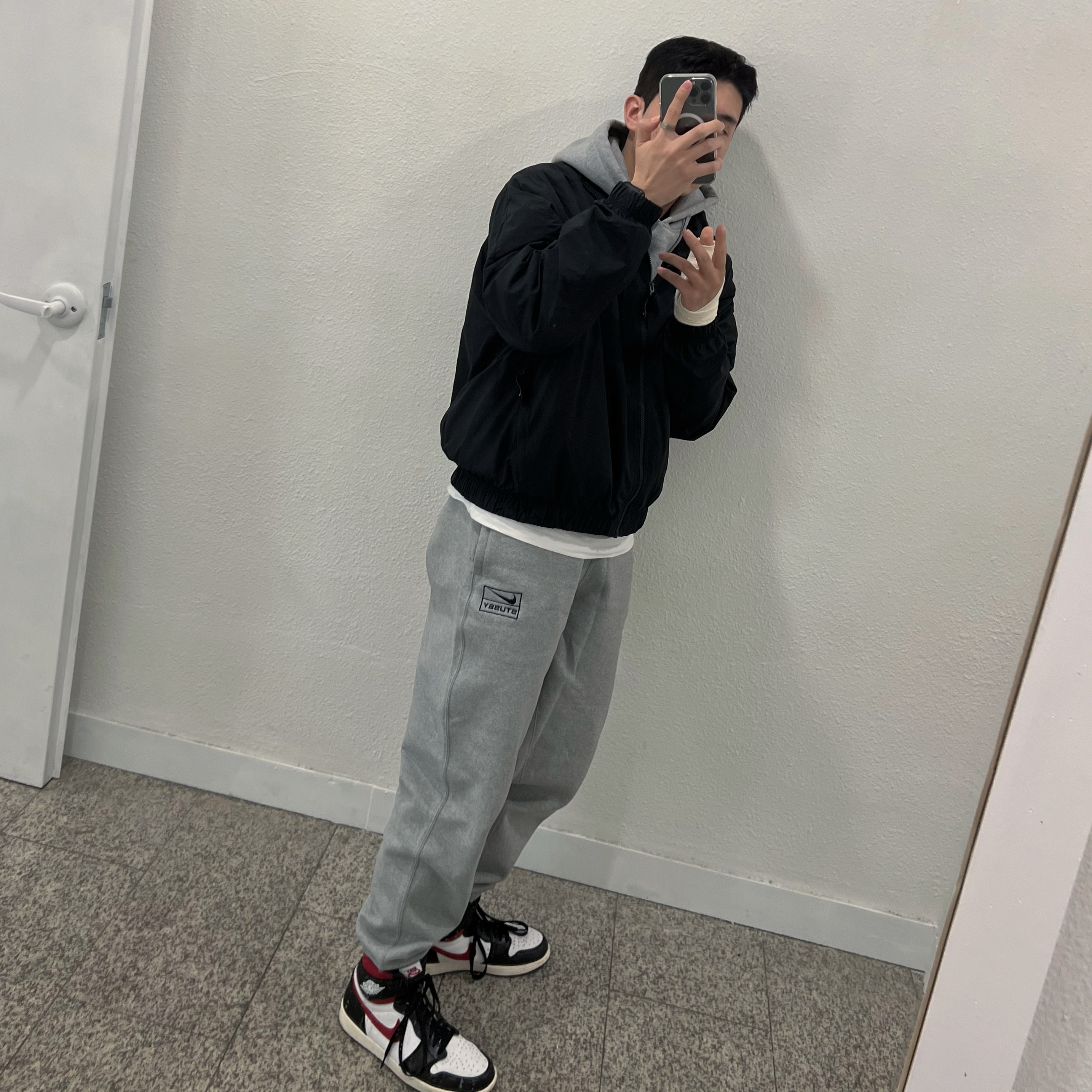 Nike x Stussy NRG RA Pullover Hoodie Dark Grey Heather (DJ9488-063), Nike x Stussy NRG RA Fleece Pants Dark Grey Heather (DJ9490-063) 착용 스타일