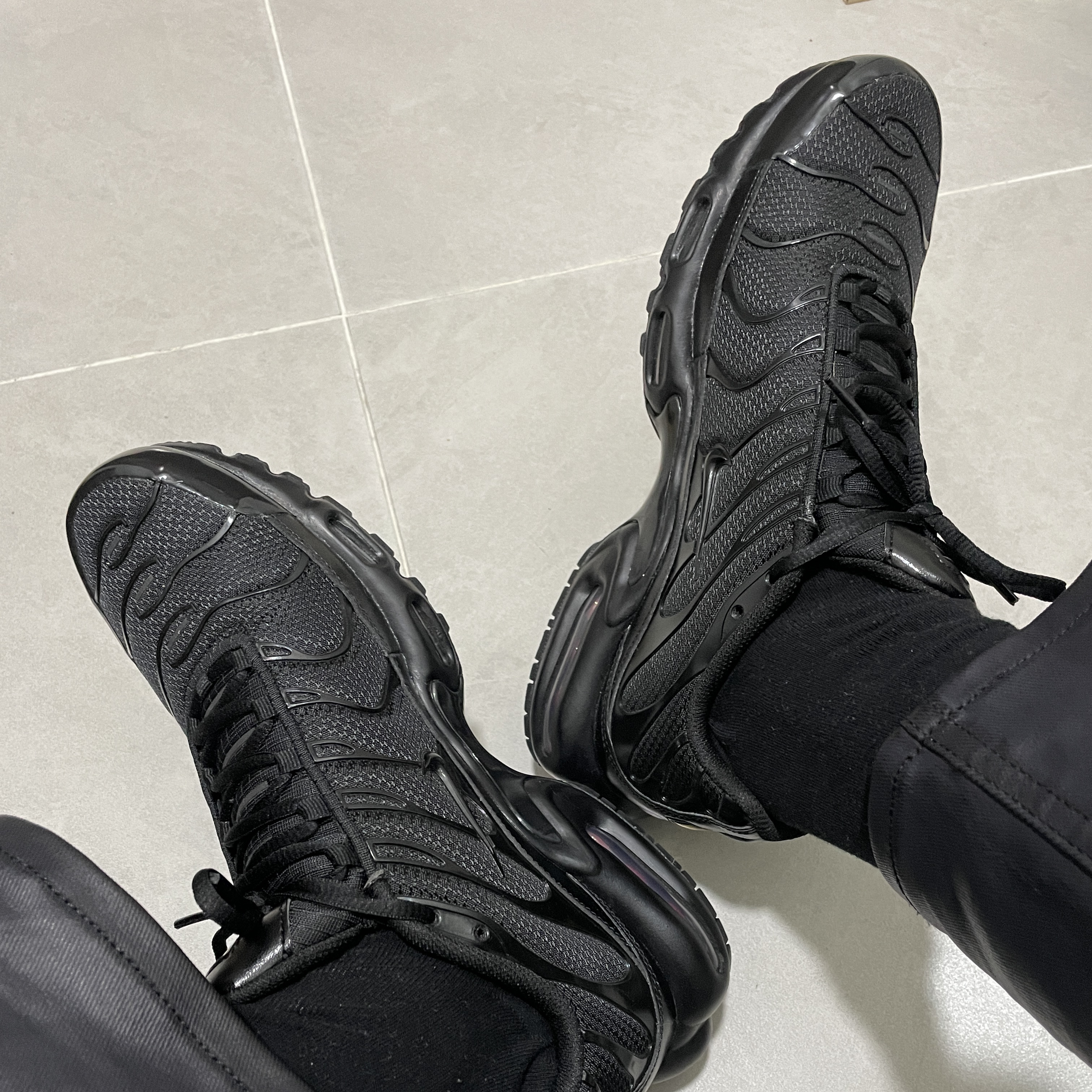 Nike Air Max Plus Triple Black 착용 스타일