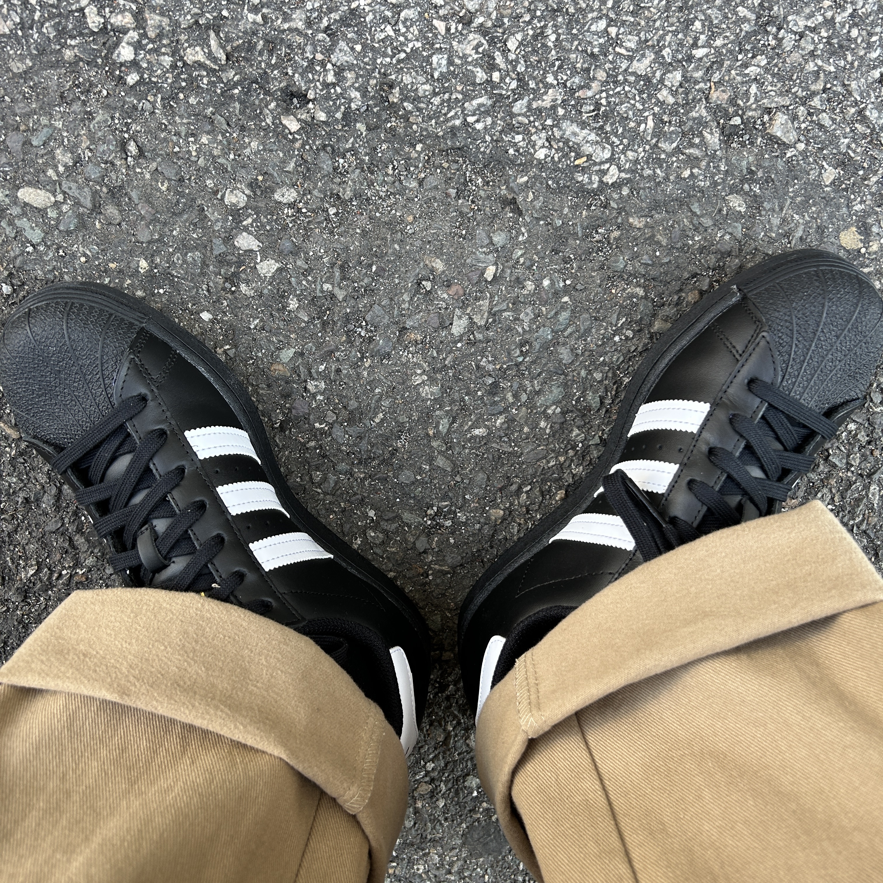 Adidas Superstar Core Black White 착용 스타일