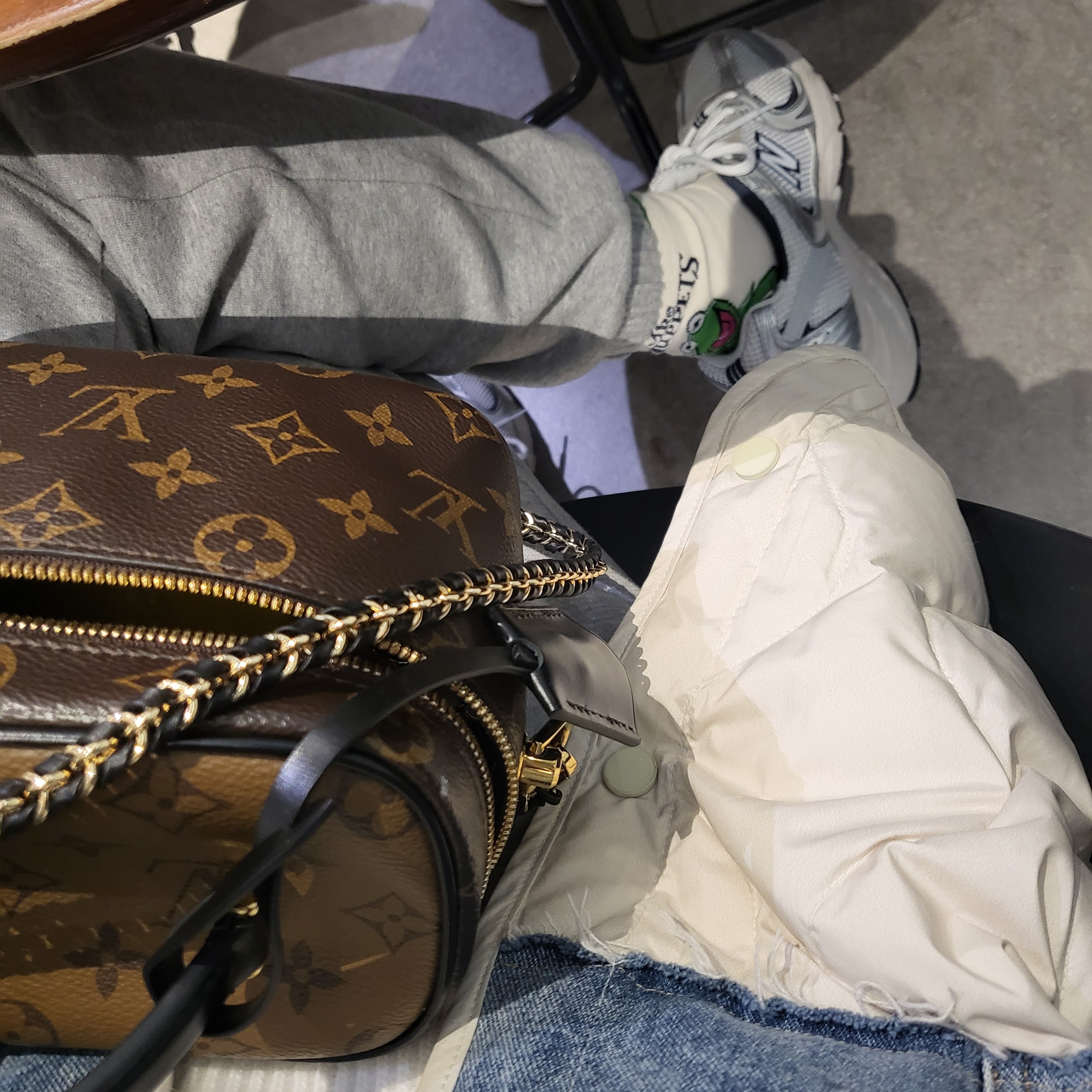 Louis Vuitton Vanity PM Monogram, New Balance 530 Steel Grey 착용 스타일