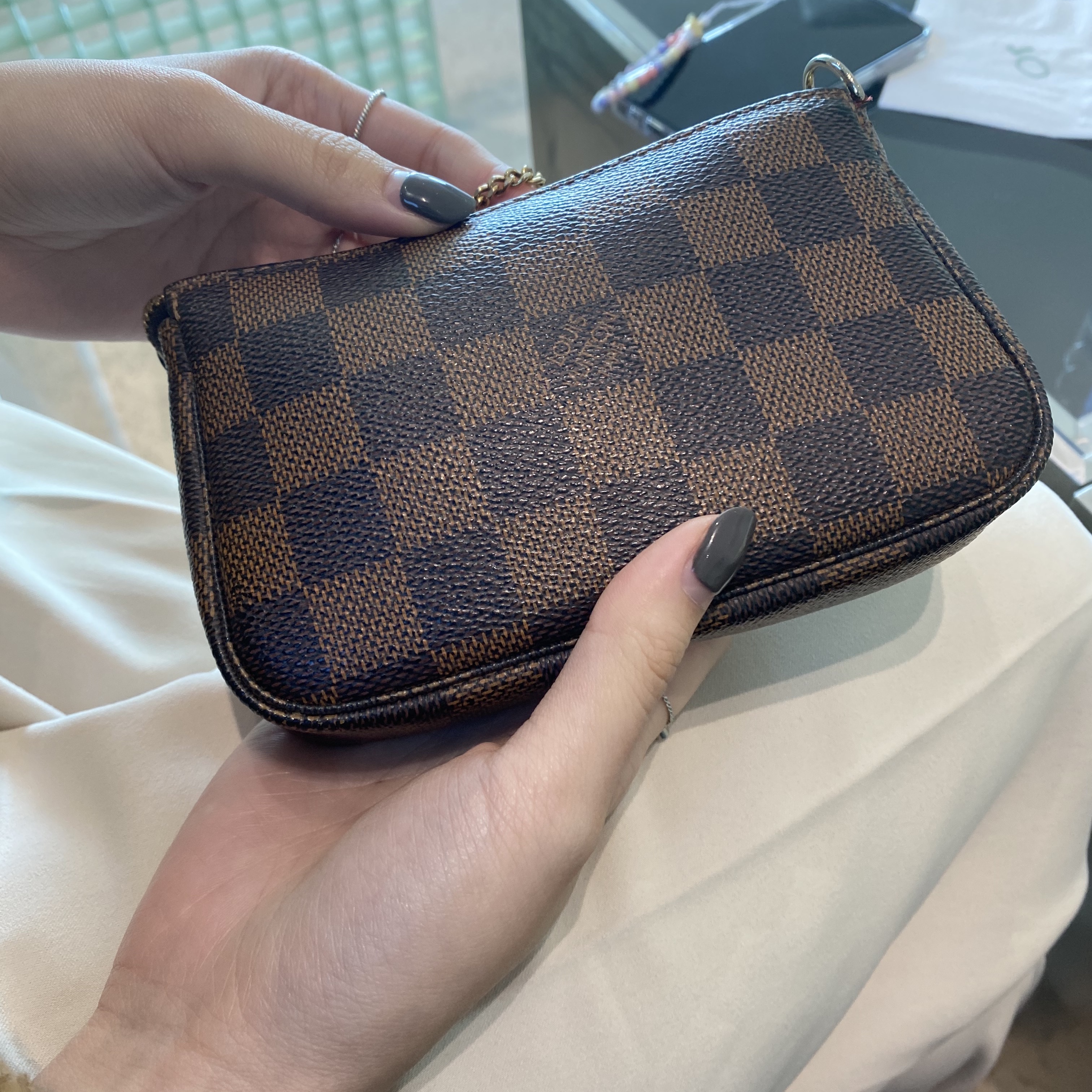 Louis Vuitton Mini Pochette Accessoires Damier Ebene 착용 스타일