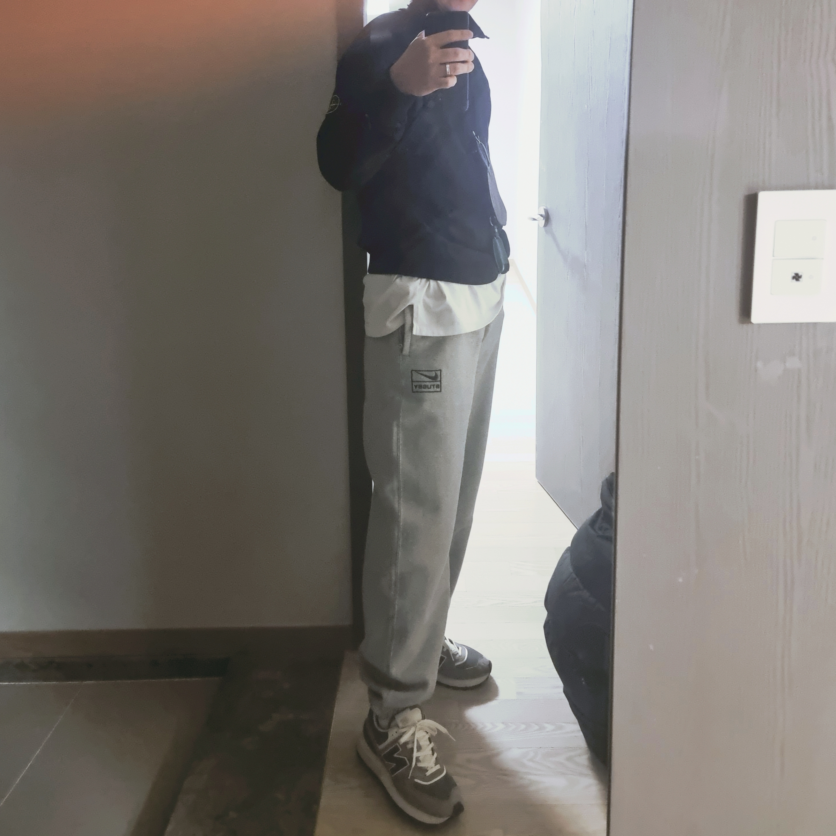 Nike x Stussy NRG Fleece Pants Dark Grey Heather (DO9340-063), New Balance 574 Legacy Grey 착용 스타일